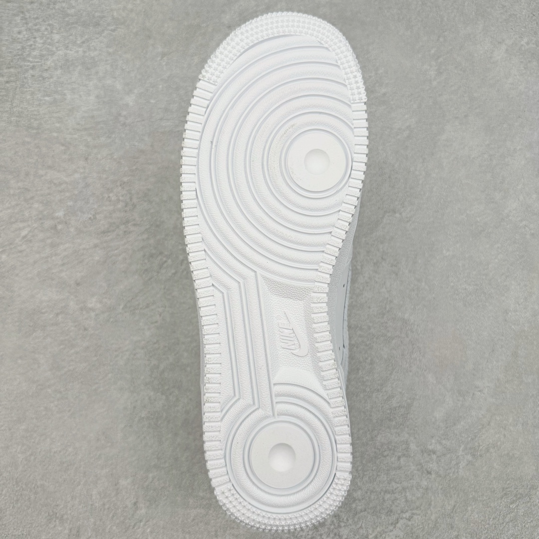 图片[9]-＃KZ神版特价 NK Air Force 1 Low \’07 空军一号低帮经典板鞋 全白 DD8959-100 同步官方2024专柜在售全新版本细节 更新3/4背胶 全新货号 鞋盒规格 不规则波浪大底咬花 全鞋电脑针车 工整有序 视觉效果满分 原厂拉帮手法 标准四线 密度针距针孔大小控制到位 原装反口里网布海绵 正确卡色网眼大小 新版鞋撑改用纸团代替 原厂港宝加持完美还原灵魂版型 原盒原配从里到外百分百还原 原厂全头层原厂皮料 原标原盒 内置Sole气垫 中底白色背胶 中底划线 已经无限的接近公司 原厂楦头 原厂刺绣 后跟弧度修正 独家私模最大开发到48.5 尺码：35.5 36 36.5 37.5 38 38.5 39 40 40.5 41 42 42.5 43 44 44.5 45 46 47.5 48.5-选品中心