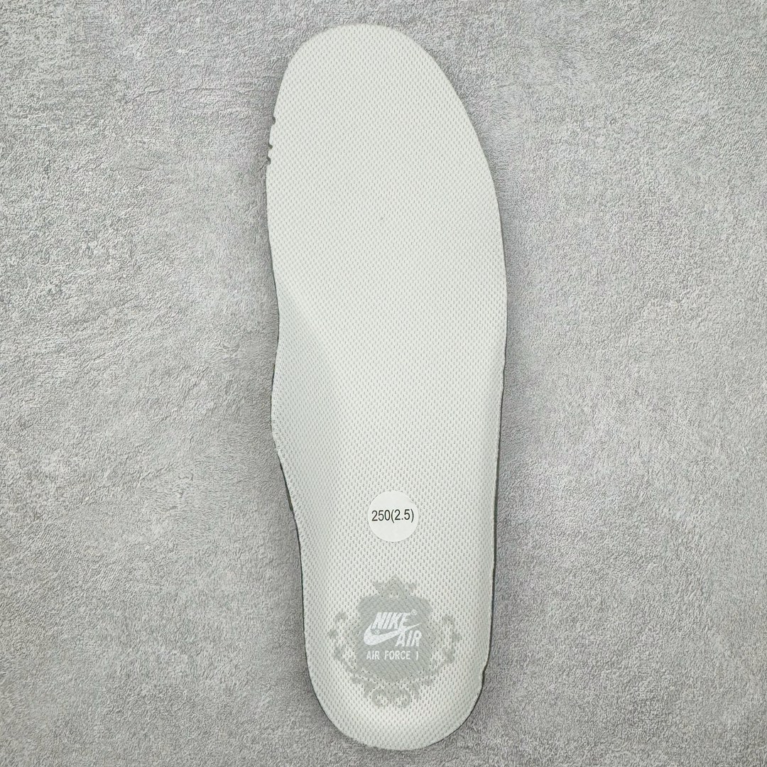 图片[12]-＃KZ神版特价 NK Air Force 1 Low \’07 空军一号低帮经典板鞋 全白 DD8959-100 同步官方2024专柜在售全新版本细节 更新3/4背胶 全新货号 鞋盒规格 不规则波浪大底咬花 全鞋电脑针车 工整有序 视觉效果满分 原厂拉帮手法 标准四线 密度针距针孔大小控制到位 原装反口里网布海绵 正确卡色网眼大小 新版鞋撑改用纸团代替 原厂港宝加持完美还原灵魂版型 原盒原配从里到外百分百还原 原厂全头层原厂皮料 原标原盒 内置Sole气垫 中底白色背胶 中底划线 已经无限的接近公司 原厂楦头 原厂刺绣 后跟弧度修正 独家私模最大开发到48.5 尺码：35.5 36 36.5 37.5 38 38.5 39 40 40.5 41 42 42.5 43 44 44.5 45 46 47.5 48.5-选品中心