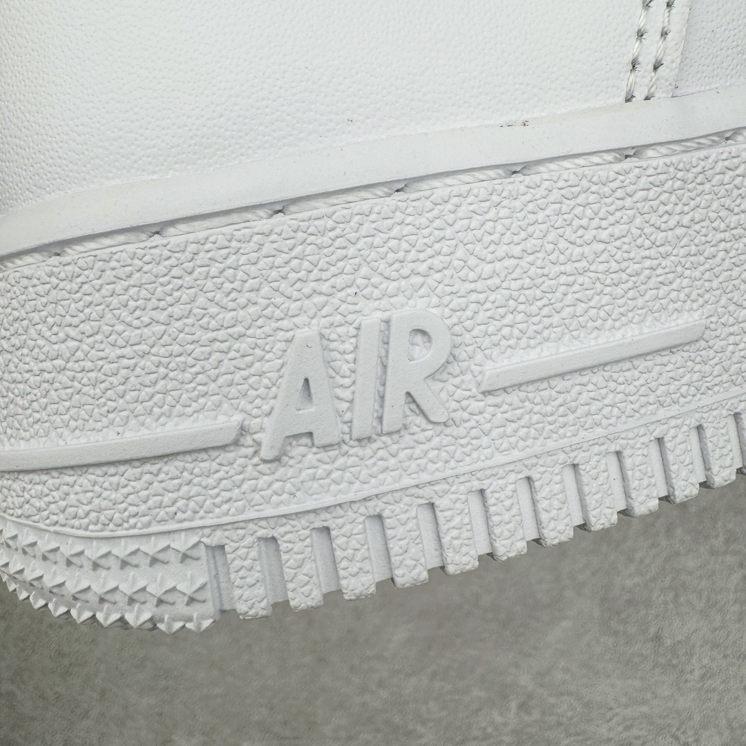 图片[21]-＃KZ神版特价 NK Air Force 1 Low \’07 空军一号低帮经典板鞋 全白 DD8959-100 同步官方2024专柜在售全新版本细节 更新3/4背胶 全新货号 鞋盒规格 不规则波浪大底咬花 全鞋电脑针车 工整有序 视觉效果满分 原厂拉帮手法 标准四线 密度针距针孔大小控制到位 原装反口里网布海绵 正确卡色网眼大小 新版鞋撑改用纸团代替 原厂港宝加持完美还原灵魂版型 原盒原配从里到外百分百还原 原厂全头层原厂皮料 原标原盒 内置Sole气垫 中底白色背胶 中底划线 已经无限的接近公司 原厂楦头 原厂刺绣 后跟弧度修正 独家私模最大开发到48.5 尺码：35.5 36 36.5 37.5 38 38.5 39 40 40.5 41 42 42.5 43 44 44.5 45 46 47.5 48.5-选品中心