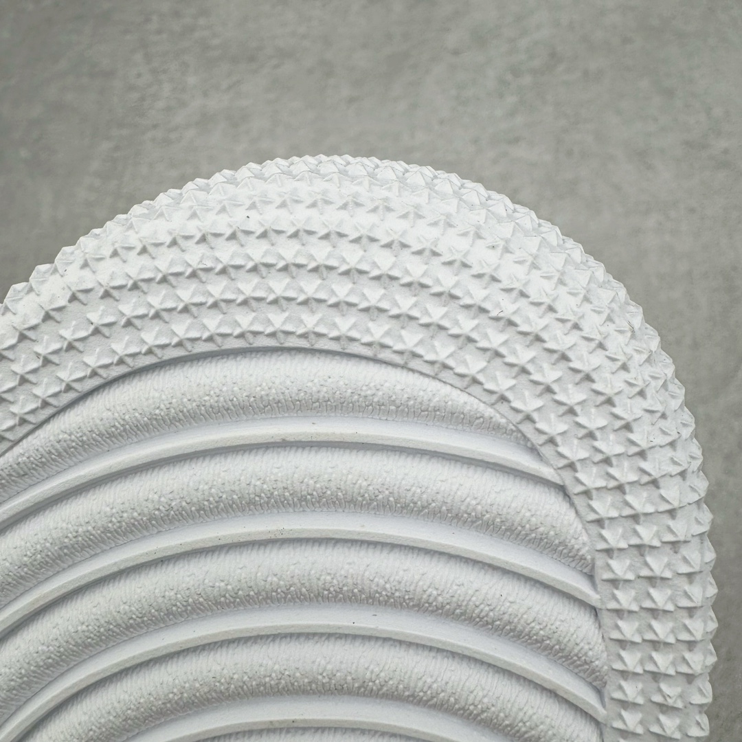 图片[16]-＃KZ神版特价 NK Air Force 1 Low \’07 空军一号低帮经典板鞋 全白 DD8959-100 同步官方2024专柜在售全新版本细节 更新3/4背胶 全新货号 鞋盒规格 不规则波浪大底咬花 全鞋电脑针车 工整有序 视觉效果满分 原厂拉帮手法 标准四线 密度针距针孔大小控制到位 原装反口里网布海绵 正确卡色网眼大小 新版鞋撑改用纸团代替 原厂港宝加持完美还原灵魂版型 原盒原配从里到外百分百还原 原厂全头层原厂皮料 原标原盒 内置Sole气垫 中底白色背胶 中底划线 已经无限的接近公司 原厂楦头 原厂刺绣 后跟弧度修正 独家私模最大开发到48.5 尺码：35.5 36 36.5 37.5 38 38.5 39 40 40.5 41 42 42.5 43 44 44.5 45 46 47.5 48.5-选品中心