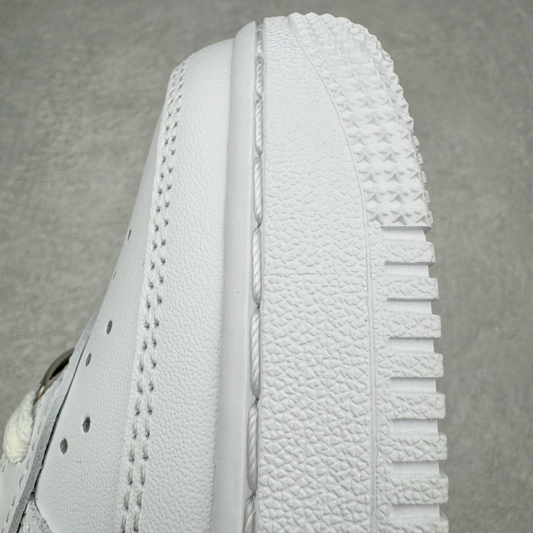 图片[17]-＃KZ神版特价 NK Air Force 1 Low \’07 空军一号低帮经典板鞋 全白 DD8959-100 同步官方2024专柜在售全新版本细节 更新3/4背胶 全新货号 鞋盒规格 不规则波浪大底咬花 全鞋电脑针车 工整有序 视觉效果满分 原厂拉帮手法 标准四线 密度针距针孔大小控制到位 原装反口里网布海绵 正确卡色网眼大小 新版鞋撑改用纸团代替 原厂港宝加持完美还原灵魂版型 原盒原配从里到外百分百还原 原厂全头层原厂皮料 原标原盒 内置Sole气垫 中底白色背胶 中底划线 已经无限的接近公司 原厂楦头 原厂刺绣 后跟弧度修正 独家私模最大开发到48.5 尺码：35.5 36 36.5 37.5 38 38.5 39 40 40.5 41 42 42.5 43 44 44.5 45 46 47.5 48.5-选品中心