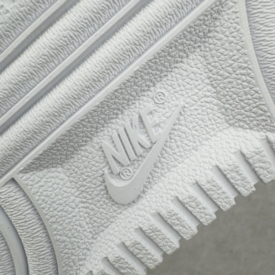 图片[18]-＃KZ神版特价 NK Air Force 1 Low \’07 空军一号低帮经典板鞋 全白 DD8959-100 同步官方2024专柜在售全新版本细节 更新3/4背胶 全新货号 鞋盒规格 不规则波浪大底咬花 全鞋电脑针车 工整有序 视觉效果满分 原厂拉帮手法 标准四线 密度针距针孔大小控制到位 原装反口里网布海绵 正确卡色网眼大小 新版鞋撑改用纸团代替 原厂港宝加持完美还原灵魂版型 原盒原配从里到外百分百还原 原厂全头层原厂皮料 原标原盒 内置Sole气垫 中底白色背胶 中底划线 已经无限的接近公司 原厂楦头 原厂刺绣 后跟弧度修正 独家私模最大开发到48.5 尺码：35.5 36 36.5 37.5 38 38.5 39 40 40.5 41 42 42.5 43 44 44.5 45 46 47.5 48.5-选品中心