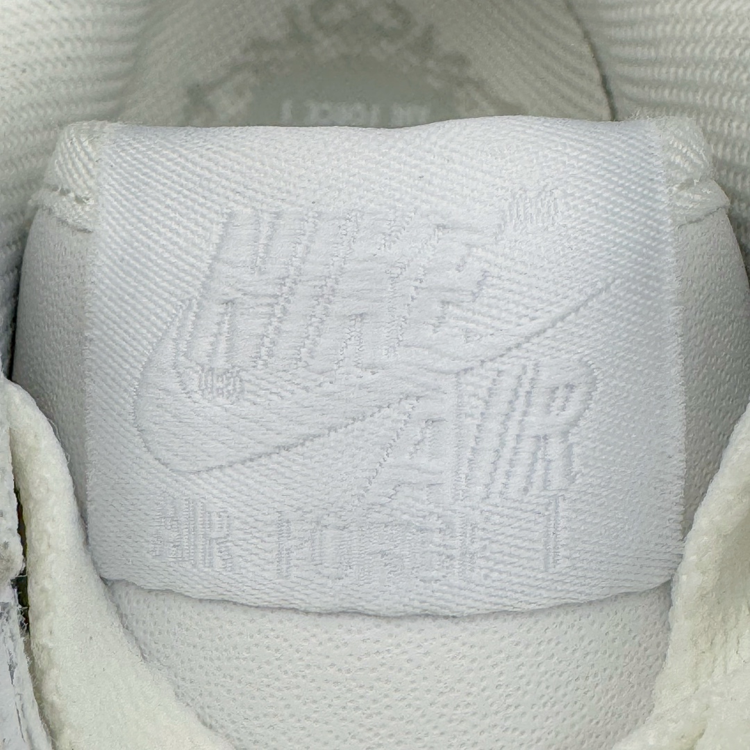 图片[15]-＃KZ神版特价 NK Air Force 1 Low \’07 空军一号低帮经典板鞋 全白 DD8959-100 同步官方2024专柜在售全新版本细节 更新3/4背胶 全新货号 鞋盒规格 不规则波浪大底咬花 全鞋电脑针车 工整有序 视觉效果满分 原厂拉帮手法 标准四线 密度针距针孔大小控制到位 原装反口里网布海绵 正确卡色网眼大小 新版鞋撑改用纸团代替 原厂港宝加持完美还原灵魂版型 原盒原配从里到外百分百还原 原厂全头层原厂皮料 原标原盒 内置Sole气垫 中底白色背胶 中底划线 已经无限的接近公司 原厂楦头 原厂刺绣 后跟弧度修正 独家私模最大开发到48.5 尺码：35.5 36 36.5 37.5 38 38.5 39 40 40.5 41 42 42.5 43 44 44.5 45 46 47.5 48.5-选品中心