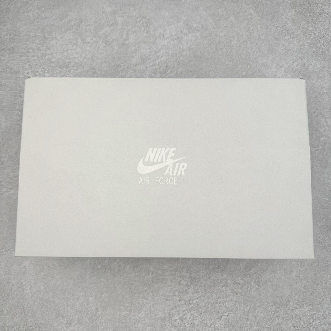 图片[25]-＃KZ神版特价 NK Air Force 1 Low \’07 空军一号低帮经典板鞋 全白 DD8959-100 同步官方2024专柜在售全新版本细节 更新3/4背胶 全新货号 鞋盒规格 不规则波浪大底咬花 全鞋电脑针车 工整有序 视觉效果满分 原厂拉帮手法 标准四线 密度针距针孔大小控制到位 原装反口里网布海绵 正确卡色网眼大小 新版鞋撑改用纸团代替 原厂港宝加持完美还原灵魂版型 原盒原配从里到外百分百还原 原厂全头层原厂皮料 原标原盒 内置Sole气垫 中底白色背胶 中底划线 已经无限的接近公司 原厂楦头 原厂刺绣 后跟弧度修正 独家私模最大开发到48.5 尺码：35.5 36 36.5 37.5 38 38.5 39 40 40.5 41 42 42.5 43 44 44.5 45 46 47.5 48.5-选品中心