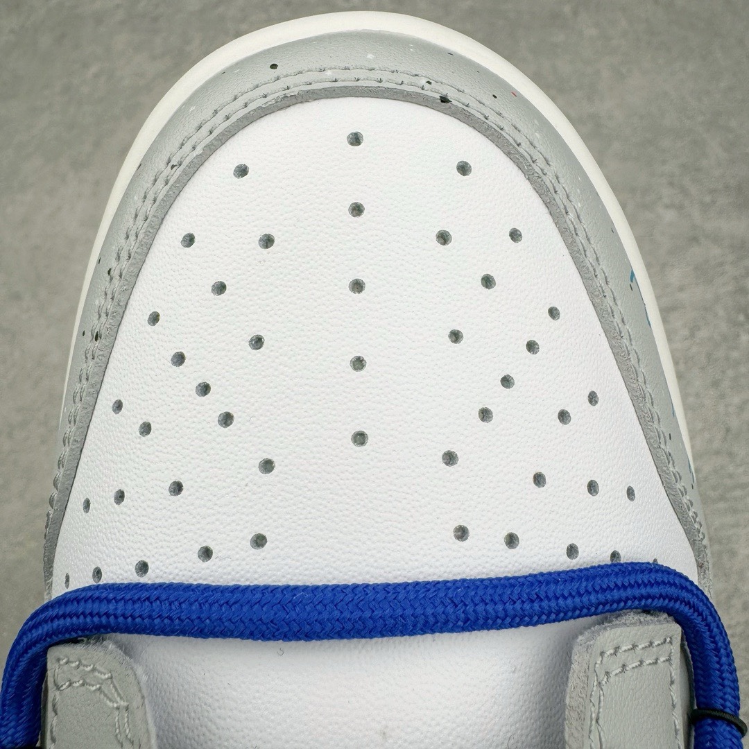 图片[13]-＃YC纯原福利 NK Dunk Low 小熊软糖 蓝灰色 DV0831-104 定制系列天花板 无原鞋不开发 全系列得物原鞋一比一校对开发 配色持续更新中 终端对接 优势输出 全套原厂楦头原纸板数据档案倾力打造 原汁原味莞产 极致还原 圈内最强针车工艺 高端零售指定版 广东原厂配套原盒原标 鞋盒分三个尺码段 原厂冲刀 超高清洁度 全鞋零毛边皮料切割 采用原厂百宏鞋带以及原厂百宏织唛舌标 内标可供原厂几率过验 进口原装条纹中底布 四线拉帮白色点胶 原厂拉帮手法遵循公司 原厂电绣 极致还原 尺码：35.5 36 36.5 37.5 38 38.5 39 40 40.5 41 42 42.5 43 44 44.5 45 46 47.5-选品中心