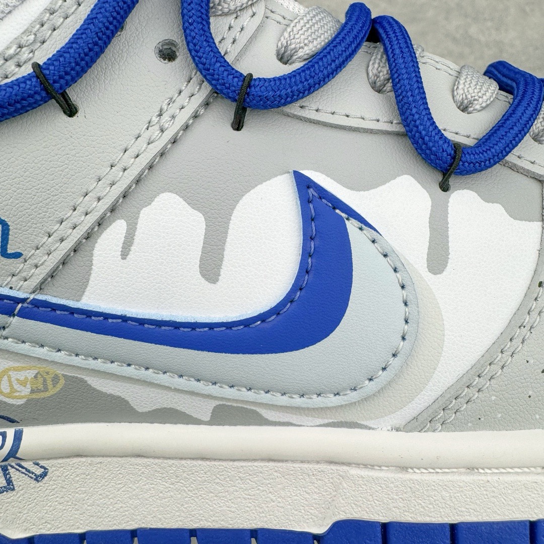 图片[11]-＃YC纯原福利 NK Dunk Low 小熊软糖 蓝灰色 DV0831-104 定制系列天花板 无原鞋不开发 全系列得物原鞋一比一校对开发 配色持续更新中 终端对接 优势输出 全套原厂楦头原纸板数据档案倾力打造 原汁原味莞产 极致还原 圈内最强针车工艺 高端零售指定版 广东原厂配套原盒原标 鞋盒分三个尺码段 原厂冲刀 超高清洁度 全鞋零毛边皮料切割 采用原厂百宏鞋带以及原厂百宏织唛舌标 内标可供原厂几率过验 进口原装条纹中底布 四线拉帮白色点胶 原厂拉帮手法遵循公司 原厂电绣 极致还原 尺码：35.5 36 36.5 37.5 38 38.5 39 40 40.5 41 42 42.5 43 44 44.5 45 46 47.5-选品中心