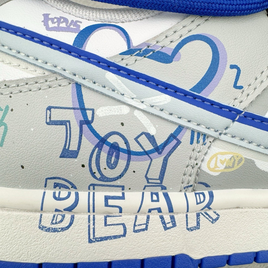 图片[10]-＃YC纯原福利 NK Dunk Low 小熊软糖 蓝灰色 DV0831-104 定制系列天花板 无原鞋不开发 全系列得物原鞋一比一校对开发 配色持续更新中 终端对接 优势输出 全套原厂楦头原纸板数据档案倾力打造 原汁原味莞产 极致还原 圈内最强针车工艺 高端零售指定版 广东原厂配套原盒原标 鞋盒分三个尺码段 原厂冲刀 超高清洁度 全鞋零毛边皮料切割 采用原厂百宏鞋带以及原厂百宏织唛舌标 内标可供原厂几率过验 进口原装条纹中底布 四线拉帮白色点胶 原厂拉帮手法遵循公司 原厂电绣 极致还原 尺码：35.5 36 36.5 37.5 38 38.5 39 40 40.5 41 42 42.5 43 44 44.5 45 46 47.5-选品中心