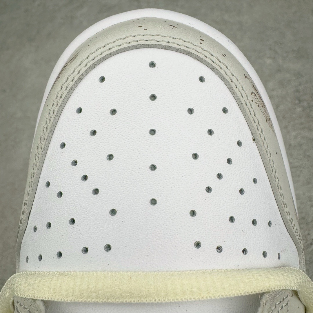 图片[15]-＃YC纯原福利 NK Dunk Low 城市废墟 灰褐 DV0831-101 定制系列天花板 无原鞋不开发 全系列得物原鞋一比一校对开发 配色持续更新中 终端对接 优势输出 全套原厂楦头原纸板数据档案倾力打造 原汁原味莞产 极致还原 圈内最强针车工艺 高端零售指定版 广东原厂配套原盒原标 鞋盒分三个尺码段 原厂冲刀 超高清洁度 全鞋零毛边皮料切割 采用原厂百宏鞋带以及原厂百宏织唛舌标 内标可供原厂几率过验 进口原装条纹中底布 四线拉帮白色点胶 原厂拉帮手法遵循公司 原厂电绣 极致还原 尺码：35.5 36 36.5 37.5 38 38.5 39 40 40.5 41 42 42.5 43 44 44.5 45 46 47.5-选品中心