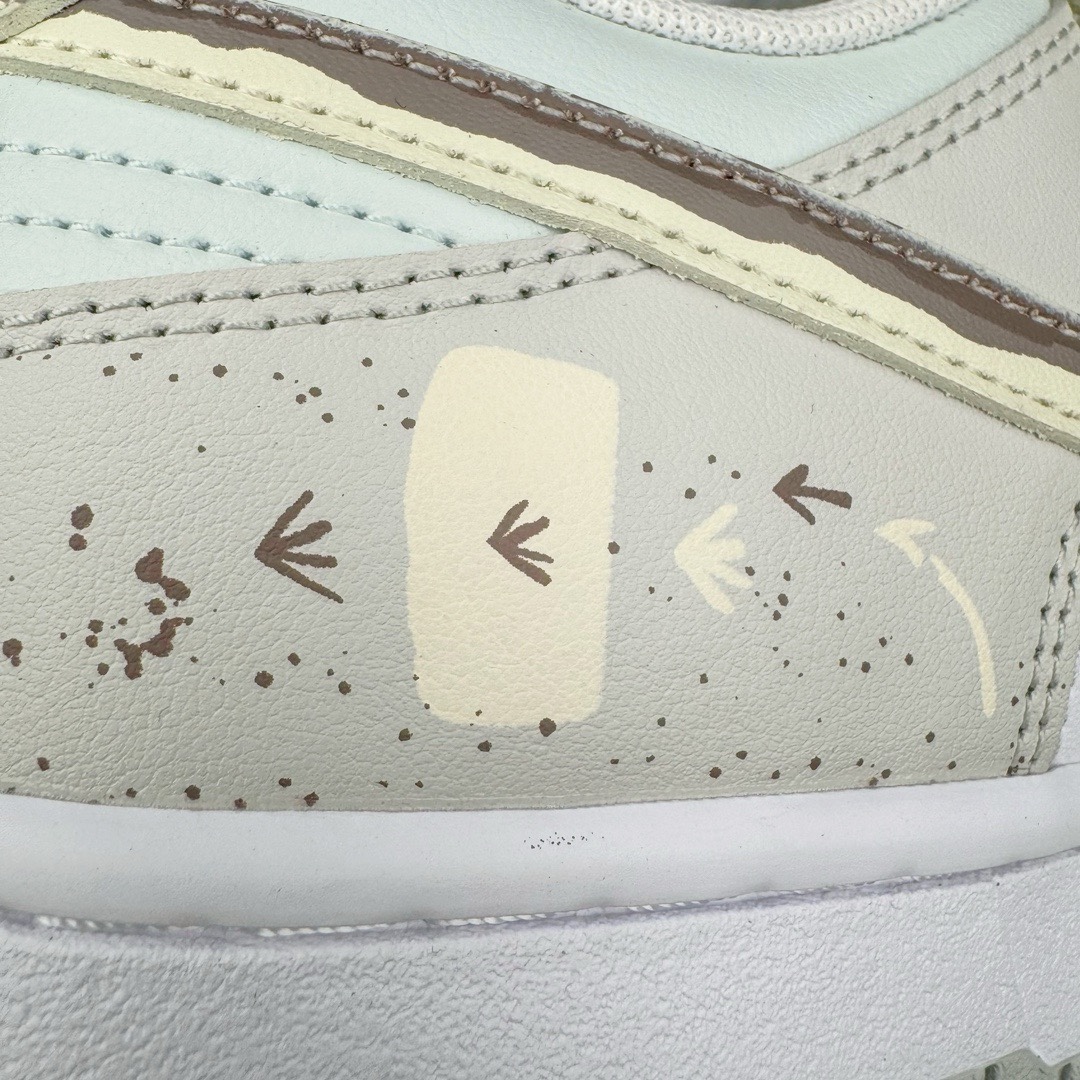 图片[11]-＃YC纯原福利 NK Dunk Low 城市废墟 灰褐 DV0831-101 定制系列天花板 无原鞋不开发 全系列得物原鞋一比一校对开发 配色持续更新中 终端对接 优势输出 全套原厂楦头原纸板数据档案倾力打造 原汁原味莞产 极致还原 圈内最强针车工艺 高端零售指定版 广东原厂配套原盒原标 鞋盒分三个尺码段 原厂冲刀 超高清洁度 全鞋零毛边皮料切割 采用原厂百宏鞋带以及原厂百宏织唛舌标 内标可供原厂几率过验 进口原装条纹中底布 四线拉帮白色点胶 原厂拉帮手法遵循公司 原厂电绣 极致还原 尺码：35.5 36 36.5 37.5 38 38.5 39 40 40.5 41 42 42.5 43 44 44.5 45 46 47.5-选品中心