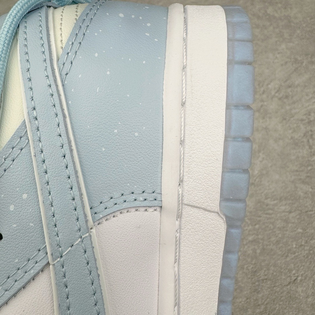 图片[13]-＃YC纯原福利 NK Dunk Low 海盐清拧 FJ7743-194 定制系列天花板 无原鞋不开发 全系列得物原鞋一比一校对开发 配色持续更新中 终端对接 优势输出 全套原厂楦头原纸板数据档案倾力打造 原汁原味莞产 极致还原 圈内最强针车工艺 高端零售指定版 广东原厂配套原盒原标 鞋盒分三个尺码段 原厂冲刀 超高清洁度 全鞋零毛边皮料切割 采用原厂百宏鞋带以及原厂百宏织唛舌标 内标可供原厂几率过验 进口原装条纹中底布 四线拉帮白色点胶 原厂拉帮手法遵循公司 原厂电绣 极致还原 尺码：35.5 36 36.5 37.5 38 38.5 39 40 40.5 41 42 42.5 43 44 44.5 45 46 47.5-选品中心