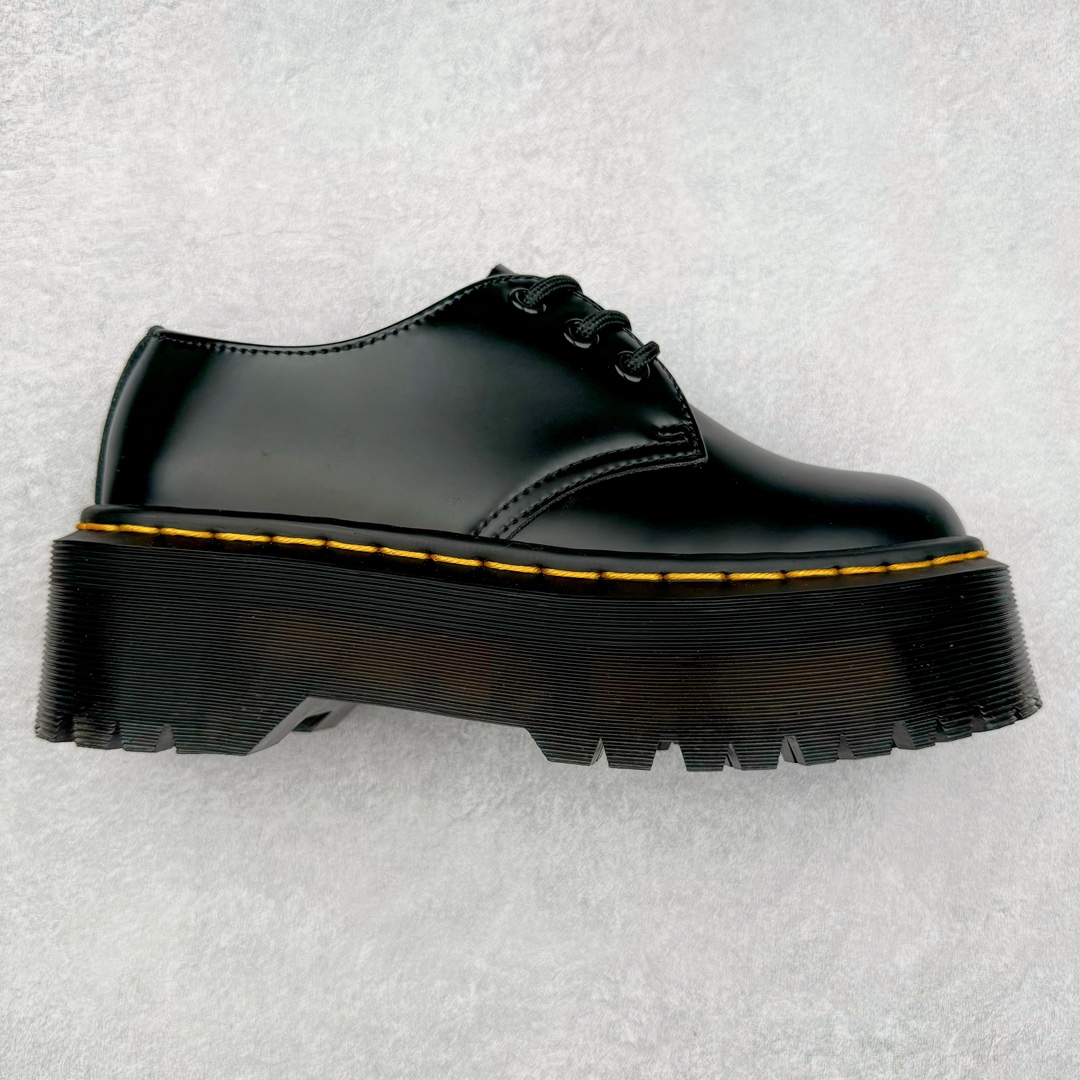 ＃福利特价 Dr.Martens 马汀博士经典牛皮革舒适百撘马丁靴 马汀博士作为一个具有独特魅力的品牌 吸引了一群各具特色、而又崇尚本真精神的人 他们主张表达自我 他们每一个人都是世问独特的存在 从风格来看 马汀博士极简的鞋型轮廓 使鞋靴能轻松融入穿着者的造型 从而形成独具特色的风格 从实用性来看 耐穿舒适的体验感 为马汀博士成为街头潮流奠定了基础 从情感方面来看 这些具有辨识度的鞋子还是独特态度和权力赋予的象征 尺码：35 36 37 38 39 40 41 42 43 44-选品中心
