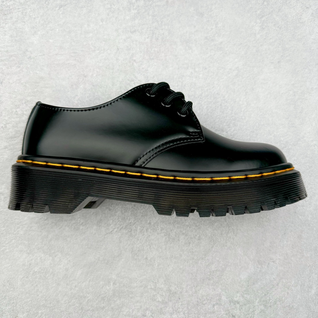 ＃福利特价 Dr.Martens 马汀博士经典牛皮革舒适百撘马丁靴 马汀博士作为一个具有独特魅力的品牌 吸引了一群各具特色、而又崇尚本真精神的人 他们主张表达自我 他们每一个人都是世问独特的存在 从风格来看 马汀博士极简的鞋型轮廓 使鞋靴能轻松融入穿着者的造型 从而形成独具特色的风格 从实用性来看 耐穿舒适的体验感 为马汀博士成为街头潮流奠定了基础 从情感方面来看 这些具有辨识度的鞋子还是独特态度和权力赋予的象征 尺码：35 36 37 38 39 40 41 42 43 44-选品中心