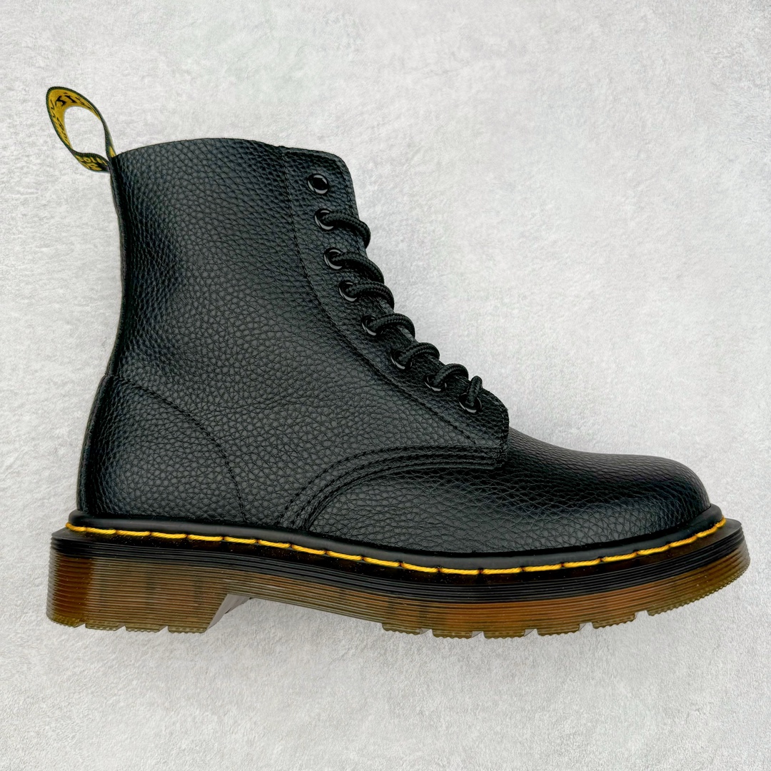 ＃福利特价 Dr.Martens 马汀博士经典牛皮革舒适百撘马丁靴 马汀博士作为一个具有独特魅力的品牌 吸引了一群各具特色、而又崇尚本真精神的人 他们主张表达自我 他们每一个人都是世问独特的存在 从风格来看 马汀博士极简的鞋型轮廓 使鞋靴能轻松融入穿着者的造型 从而形成独具特色的风格 从实用性来看 耐穿舒适的体验感 为马汀博士成为街头潮流奠定了基础 从情感方面来看 这些具有辨识度的鞋子还是独特态度和权力赋予的象征 尺码：35 36 37 38 39 40 41 42 43 44-选品中心