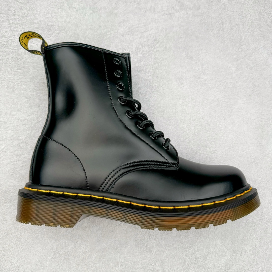＃福利特价 Dr.Martens 马汀博士经典牛皮革舒适百撘马丁靴 马汀博士作为一个具有独特魅力的品牌 吸引了一群各具特色、而又崇尚本真精神的人 他们主张表达自我 他们每一个人都是世问独特的存在 从风格来看 马汀博士极简的鞋型轮廓 使鞋靴能轻松融入穿着者的造型 从而形成独具特色的风格 从实用性来看 耐穿舒适的体验感 为马汀博士成为街头潮流奠定了基础 从情感方面来看 这些具有辨识度的鞋子还是独特态度和权力赋予的象征 尺码：35 36 37 38 39 40 41 42 43 44-选品中心