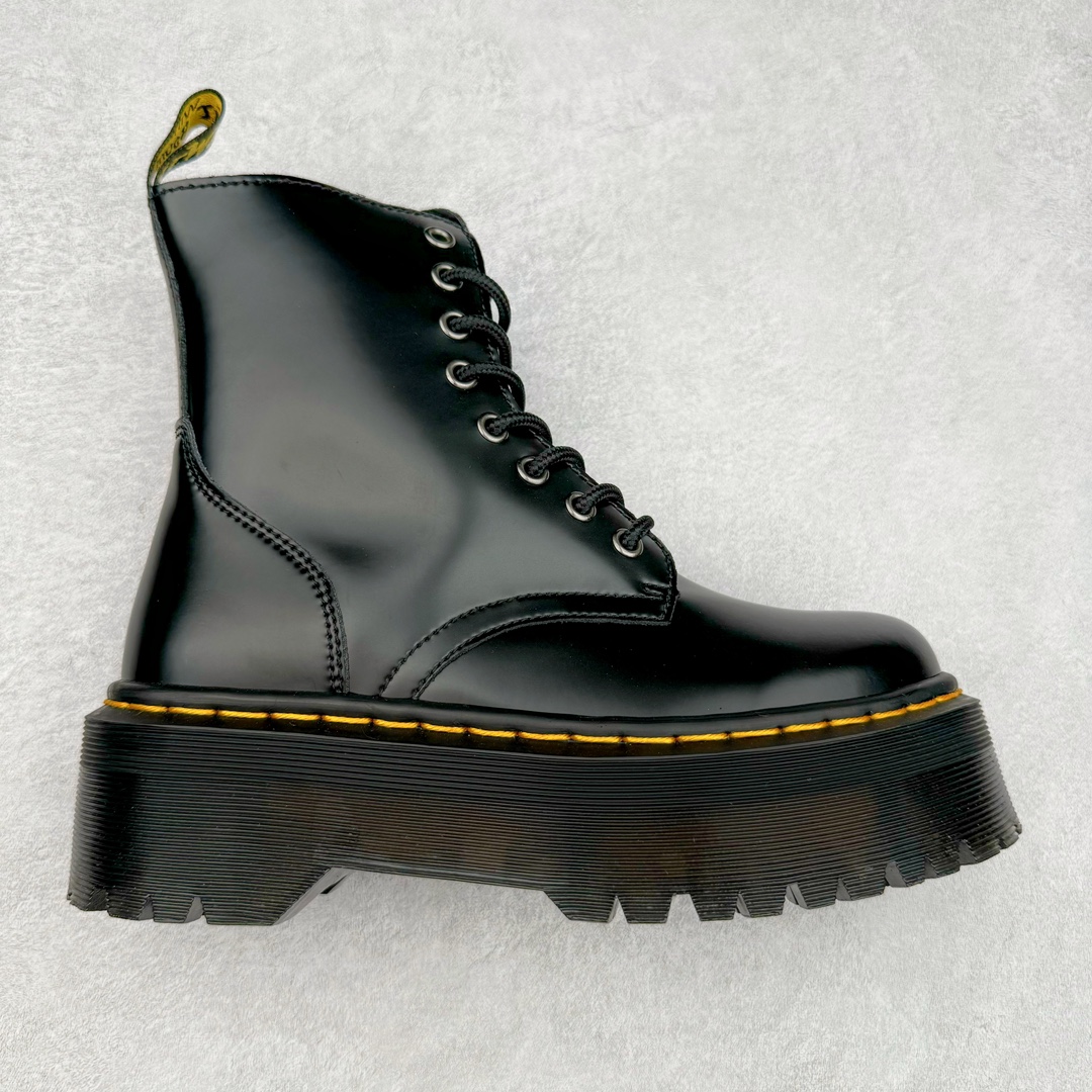 ＃福利特价 Dr.Martens 马汀博士经典牛皮革舒适百撘马丁靴 马汀博士作为一个具有独特魅力的品牌 吸引了一群各具特色、而又崇尚本真精神的人 他们主张表达自我 他们每一个人都是世问独特的存在 从风格来看 马汀博士极简的鞋型轮廓 使鞋靴能轻松融入穿着者的造型 从而形成独具特色的风格 从实用性来看 耐穿舒适的体验感 为马汀博士成为街头潮流奠定了基础 从情感方面来看 这些具有辨识度的鞋子还是独特态度和权力赋予的象征 尺码：35 36 37 38 39 40 41 42 43 44-选品中心