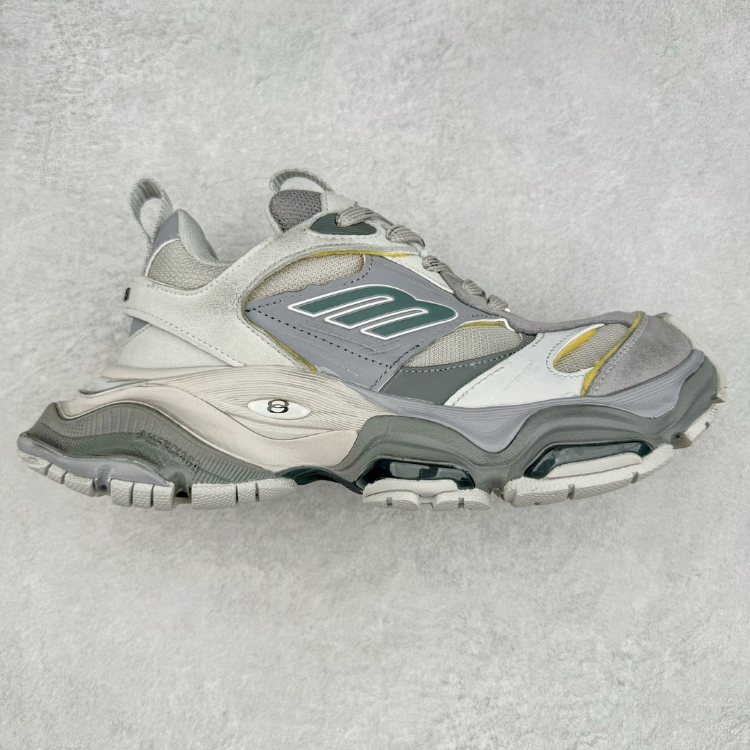 ＃纯原 Balenciaga CARGO Sneaker 巴黎世家十一代圆头系带舒适百搭低帮生活休闲鞋老爹鞋 全套原纸板楦头开发 最原汁原味的灵魂版型 全鞋荧光划线卡点 胶水把控整洁度追求极致完美 每一双都是工艺品 多重QC质检 超越公司货的品控标准 实实在在的免检产品 原盒原配 正确字体电绣 粗细、位置、大小正确 侧边TPU 透气孔匹配意产原版 正确分离大底 TPU软底 原版一致大底LOGO 立体感十足 原厂皮料水洗做旧 采购原厂网纱 这款超细纤维和网布工装运动鞋 来自 Balenciaga 2024年夏季系列 其前卫的设计、夸张的体积和反光细节赋予其特别的轮廓 在 2024 夏季系列的秀场上 我们看到了睽违已久的新款运动鞋 Cargo Sneaker 看鞋名便可猜想 延续 3XL 经典设计 这似乎是一双天生为阔腿 Cargo 而生的鞋款 并且它比起 3XL 本就极度夸张的造型更加夸张 拥有更大的鞋底面积以及更为上翘的鞋头 堪称「5XL」外观设计上除了「比大更大」做旧的厚网布鞋面 还有一种经典 Track 鞋款融合 New Balance 9060 中底之即视感 标志性 Sporty B Logo 置于鞋面中间 再加上明显提高的中底厚度 你也不用害怕与3XL难以分辨 尺码：35/46-选品中心