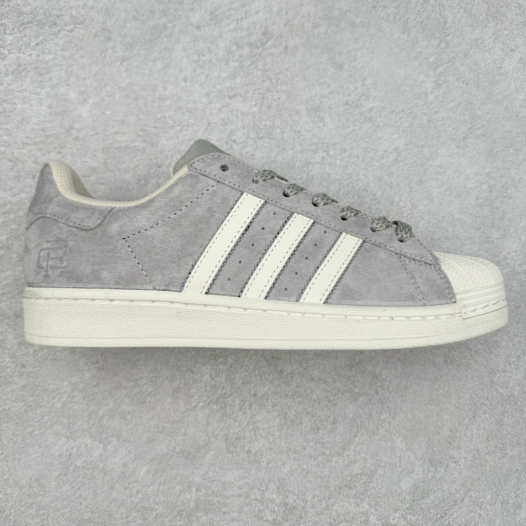 AD Originals Superstar 经典复古贝壳头板鞋 BS0911 诞生于1969年 是第一双将全皮面鞋 身与橡胶鞋头结合在一起的低帮篮球鞋 Superstar最开始 是作为高帮篮球鞋Pro Model的低帮版本而出现的 但因为其独特和醒目的橡胶鞋头造型而让大家熟知 被大家形象地称为\\\”shelltoe\\\”贝壳头 在70年代的美国职业篮球场上 接近3/4的NBA球员都将这双Superstar作为场上用鞋 80年代之后 经过不断的改良和发展 Superstar逐渐成为横跨时装、音乐、街头文化、休闲和运动等各大领域的时尚潮鞋 尺码：36 36.5 37 38 38.5 39 40 40.5 41 42 42.5 43 44 44.5 45-选品中心