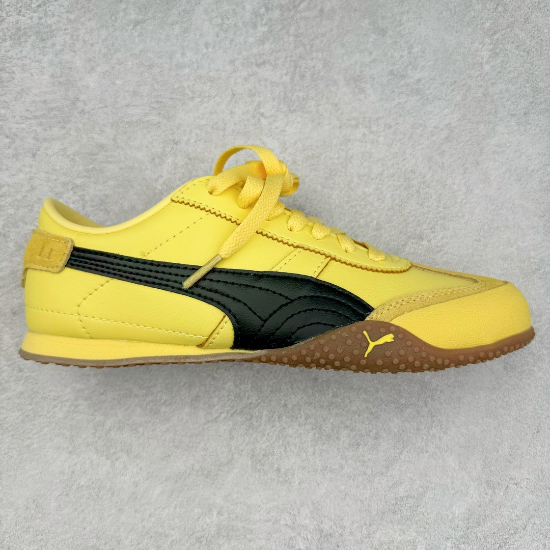 ＃GX PUMA Bella UT Low 彪马贝拉UT系列低帮薄底德训复古风经典百搭休闲慢跑鞋 继将 Speedcat OG 带回后，近日 Puma 再以品牌档案室的经典鞋型 Bella OG 为蓝本，推出契合时下薄底球鞋趋势的 Bella UT 鞋款。自 21 世纪初问世以来，Bella OG 鞋型以其独特的薄底设计和上翻外底设计收获了众多年轻拥趸，更是 PUMA DNA 中不可磨灭的经典。此番重新推出的 Bella UT 鞋款，整体鞋面采用上乘皮革材质，并延续 Formstrip 设计语言；鞋头处采用精致的包头设计，搭配麂皮材质提升质感；鞋底部分保留 Bella 鞋款标志性的薄底和点状橡胶外底，上翘的设计包裹鞋面；鞋舌与鞋跟分别点缀美洲狮 Logo 与品牌字母 Logo。值得一提的是，本次 Bella UT 鞋款搭载 SOFTFOAM+ 鞋垫，兼顾美学设计与穿着舒适度。而配色上则提供白、黄、蓝、银、粉五款颜色。尺码：35.5 36 37 37.5 38 39 39.5 40 40.5 41 42 42.5 43 44 44.5 45-选品中心