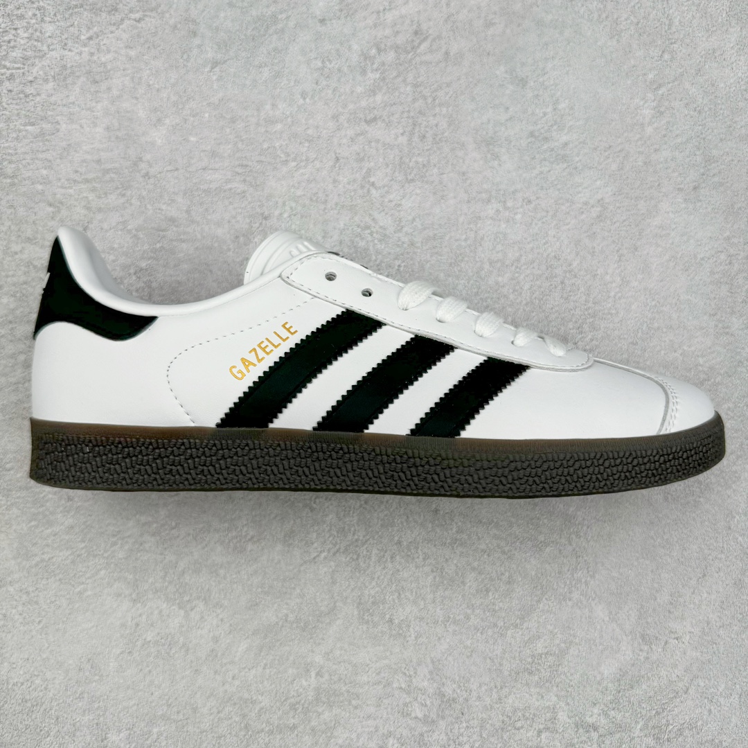 ＃HP纯原 AD Original Gazelle Trainers 瞪羚室内鞋系列低帮复古百搭休闲运动德训风板鞋 IH2218 高端零售特供批次 原厂定制长毛翻毛皮组合环保纤维革鞋面材质 内置环保海玻璃鞋垫 外置RB橡胶大底 产品品控稳定性领先行业 原厂全套原楦原纸板冲刀磨具开发 原厂皮料加持 原厂港宝加持定型后跟R度完美 将复古进行到底 简约流畅 三十年不变经典 这款Gazelle运动鞋 无论面料、配色、质感或设计 都只在重现其1991年原款的经典 皮革鞋面 撞色三条纹和鞋跟标的设计 力求呈现90年代的经典复古风潮 Samba火热的同时 也带动了其它的复古鞋型 Gazelle便是其中一只 Gazelle Indoor拥有包边更宽的T字型鞋头 更好的保护运动员的前掌 浓浓的复古氛围感 非常适合现在流行的Cleanfit风格 尺码：35.5 36 36⅔ 37⅓ 38 38⅔ 39⅓ 40 40⅔ 41⅓ 42 42⅔ 43⅓ 44 44⅔ 45-选品中心
