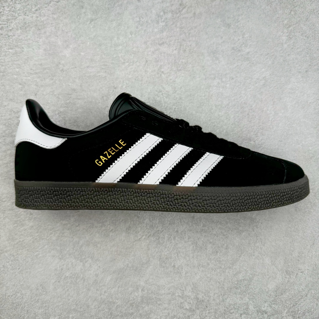 ＃HP纯原 AD Original Gazelle Trainers 瞪羚室内鞋系列低帮复古百搭休闲运动德训风板鞋 IH2217 高端零售特供批次 原厂定制长毛翻毛皮组合环保纤维革鞋面材质 内置环保海玻璃鞋垫 外置RB橡胶大底 产品品控稳定性领先行业 原厂全套原楦原纸板冲刀磨具开发 原厂皮料加持 原厂港宝加持定型后跟R度完美 将复古进行到底 简约流畅 三十年不变经典 这款Gazelle运动鞋 无论面料、配色、质感或设计 都只在重现其1991年原款的经典 皮革鞋面 撞色三条纹和鞋跟标的设计 力求呈现90年代的经典复古风潮 Samba火热的同时 也带动了其它的复古鞋型 Gazelle便是其中一只 Gazelle Indoor拥有包边更宽的T字型鞋头 更好的保护运动员的前掌 浓浓的复古氛围感 非常适合现在流行的Cleanfit风格 尺码：35.5 36 36⅔ 37⅓ 38 38⅔ 39⅓ 40 40⅔ 41⅓ 42 42⅔ 43⅓ 44 44⅔ 45-选品中心