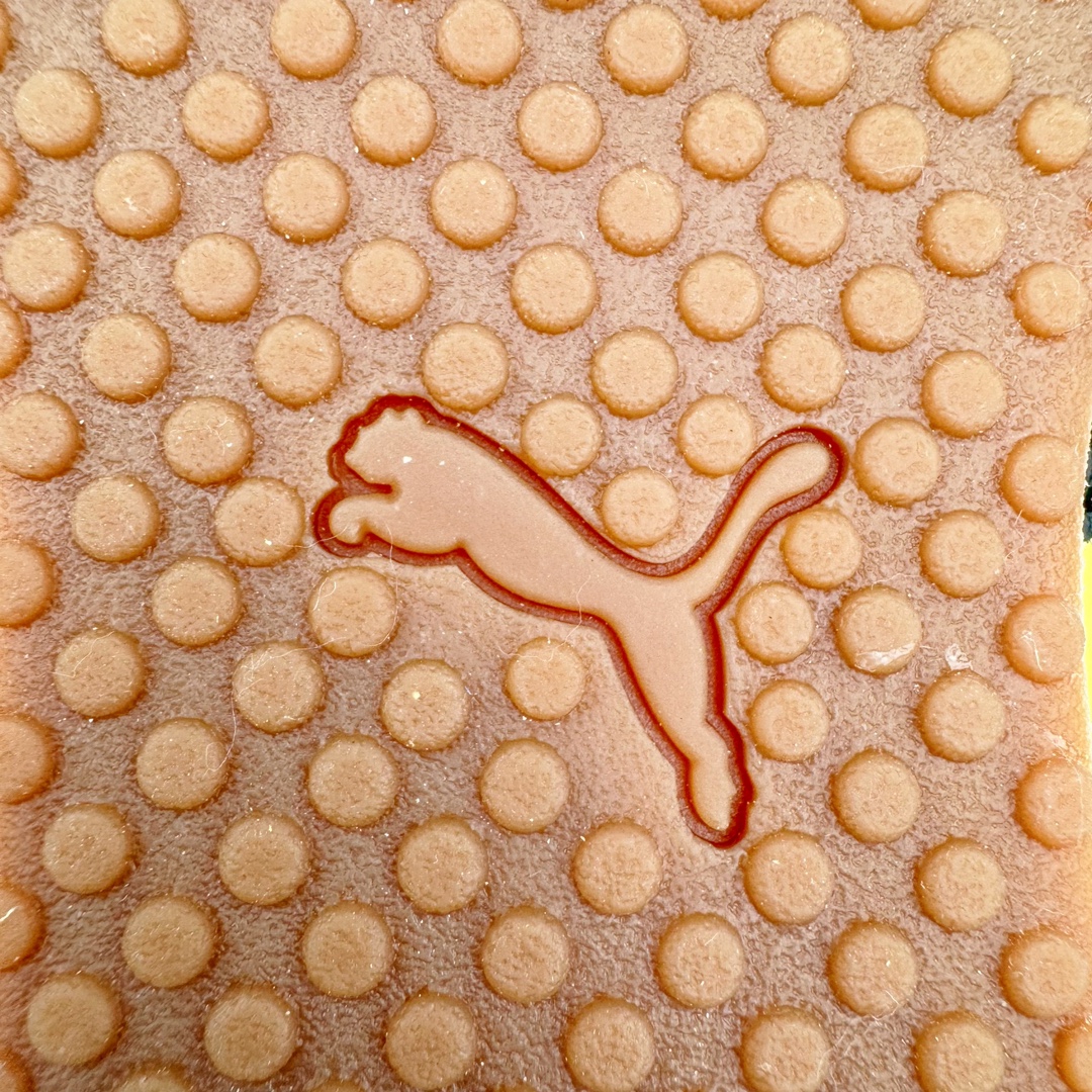 图片[23]-＃GX PUMA Bella UT Low 彪马贝拉UT系列低帮薄底德训复古风经典百搭休闲慢跑鞋 继将 Speedcat OG 带回后，近日 Puma 再以品牌档案室的经典鞋型 Bella OG 为蓝本，推出契合时下薄底球鞋趋势的 Bella UT 鞋款。自 21 世纪初问世以来，Bella OG 鞋型以其独特的薄底设计和上翻外底设计收获了众多年轻拥趸，更是 PUMA DNA 中不可磨灭的经典。此番重新推出的 Bella UT 鞋款，整体鞋面采用上乘皮革材质，并延续 Formstrip 设计语言；鞋头处采用精致的包头设计，搭配麂皮材质提升质感；鞋底部分保留 Bella 鞋款标志性的薄底和点状橡胶外底，上翘的设计包裹鞋面；鞋舌与鞋跟分别点缀美洲狮 Logo 与品牌字母 Logo。值得一提的是，本次 Bella UT 鞋款搭载 SOFTFOAM+ 鞋垫，兼顾美学设计与穿着舒适度。而配色上则提供白、黄、蓝、银、粉五款颜色。尺码：35.5 36 37 37.5 38 39 39.5 40 40.5 41 42 42.5 43 44 44.5 45-选品中心