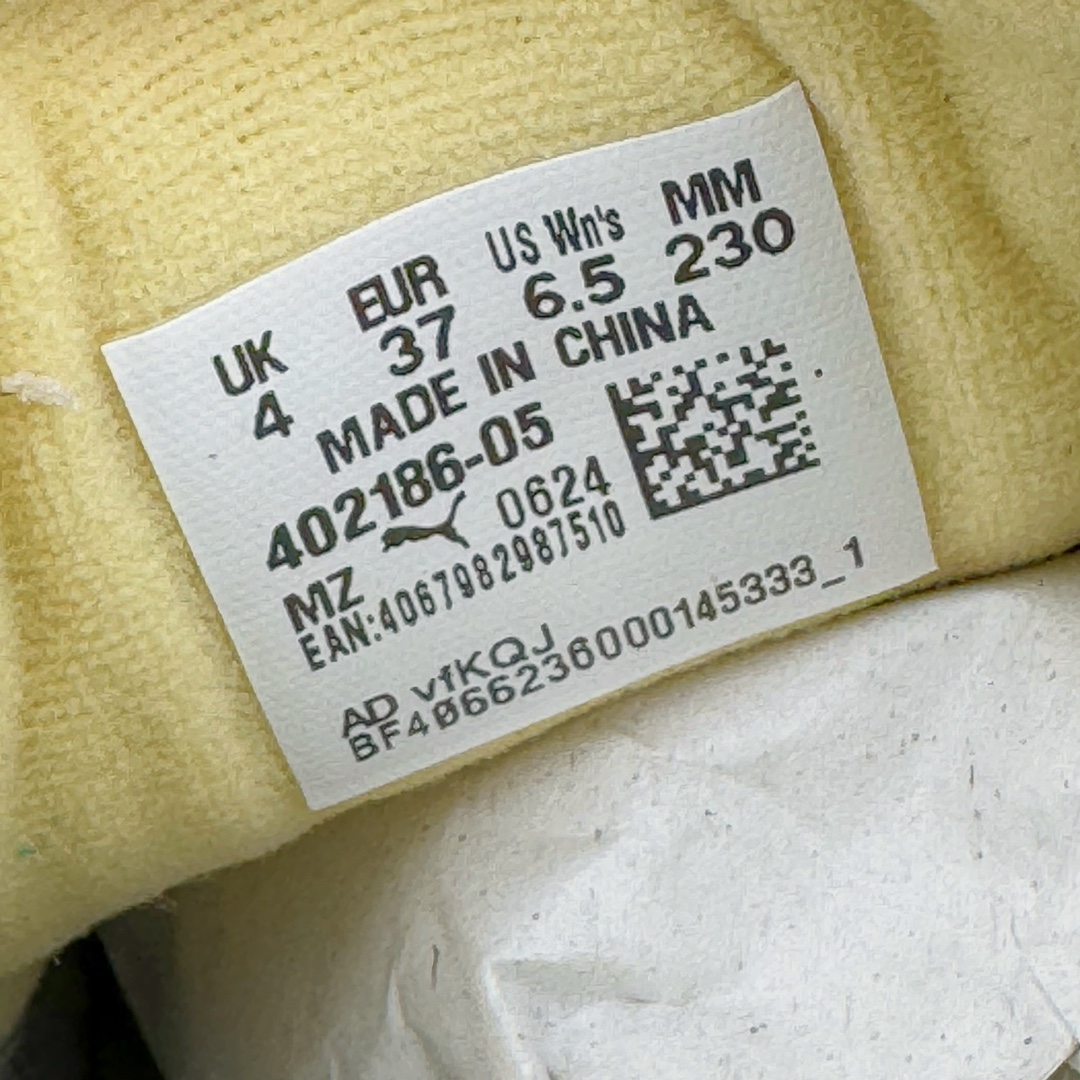 图片[14]-＃GX PUMA Bella UT Low 彪马贝拉UT系列低帮薄底德训复古风经典百搭休闲慢跑鞋 继将 Speedcat OG 带回后，近日 Puma 再以品牌档案室的经典鞋型 Bella OG 为蓝本，推出契合时下薄底球鞋趋势的 Bella UT 鞋款。自 21 世纪初问世以来，Bella OG 鞋型以其独特的薄底设计和上翻外底设计收获了众多年轻拥趸，更是 PUMA DNA 中不可磨灭的经典。此番重新推出的 Bella UT 鞋款，整体鞋面采用上乘皮革材质，并延续 Formstrip 设计语言；鞋头处采用精致的包头设计，搭配麂皮材质提升质感；鞋底部分保留 Bella 鞋款标志性的薄底和点状橡胶外底，上翘的设计包裹鞋面；鞋舌与鞋跟分别点缀美洲狮 Logo 与品牌字母 Logo。值得一提的是，本次 Bella UT 鞋款搭载 SOFTFOAM+ 鞋垫，兼顾美学设计与穿着舒适度。而配色上则提供白、黄、蓝、银、粉五款颜色。尺码：35.5 36 37 37.5 38 39 39.5 40 40.5 41 42 42.5 43 44 44.5 45-选品中心