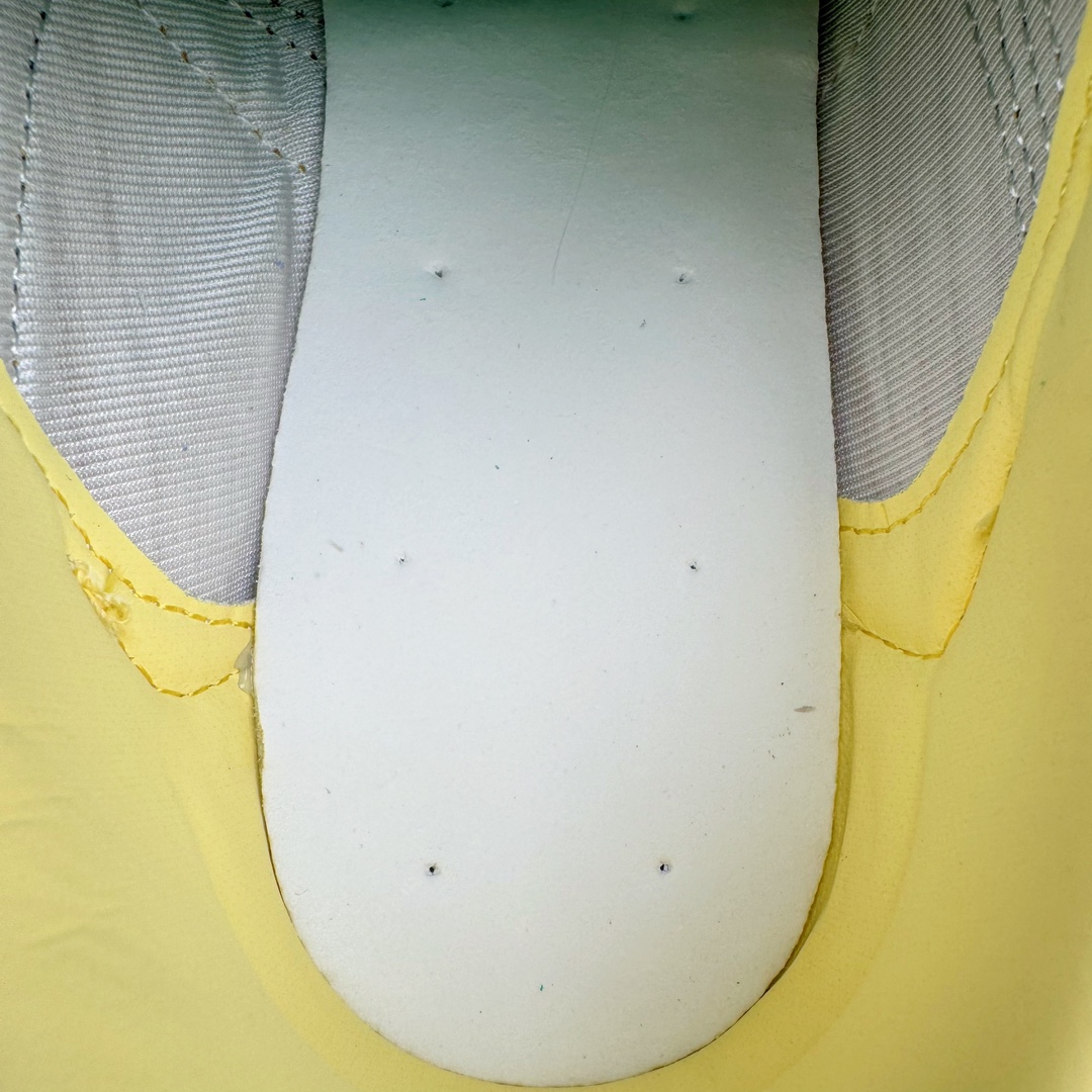 图片[13]-＃GX PUMA Bella UT Low 彪马贝拉UT系列低帮薄底德训复古风经典百搭休闲慢跑鞋 继将 Speedcat OG 带回后，近日 Puma 再以品牌档案室的经典鞋型 Bella OG 为蓝本，推出契合时下薄底球鞋趋势的 Bella UT 鞋款。自 21 世纪初问世以来，Bella OG 鞋型以其独特的薄底设计和上翻外底设计收获了众多年轻拥趸，更是 PUMA DNA 中不可磨灭的经典。此番重新推出的 Bella UT 鞋款，整体鞋面采用上乘皮革材质，并延续 Formstrip 设计语言；鞋头处采用精致的包头设计，搭配麂皮材质提升质感；鞋底部分保留 Bella 鞋款标志性的薄底和点状橡胶外底，上翘的设计包裹鞋面；鞋舌与鞋跟分别点缀美洲狮 Logo 与品牌字母 Logo。值得一提的是，本次 Bella UT 鞋款搭载 SOFTFOAM+ 鞋垫，兼顾美学设计与穿着舒适度。而配色上则提供白、黄、蓝、银、粉五款颜色。尺码：35.5 36 37 37.5 38 39 39.5 40 40.5 41 42 42.5 43 44 44.5 45-选品中心