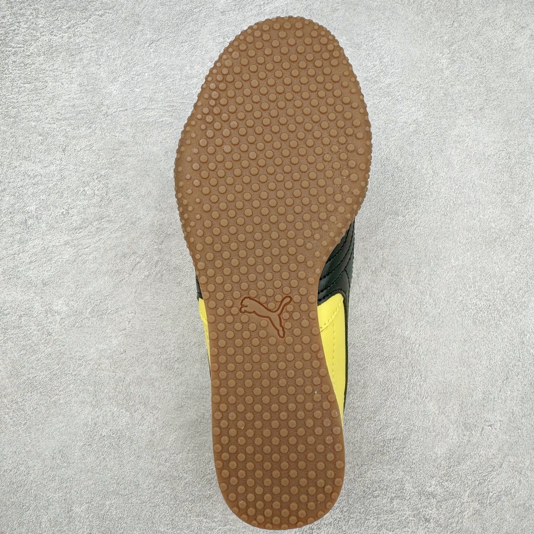 图片[9]-＃GX PUMA Bella UT Low 彪马贝拉UT系列低帮薄底德训复古风经典百搭休闲慢跑鞋 继将 Speedcat OG 带回后，近日 Puma 再以品牌档案室的经典鞋型 Bella OG 为蓝本，推出契合时下薄底球鞋趋势的 Bella UT 鞋款。自 21 世纪初问世以来，Bella OG 鞋型以其独特的薄底设计和上翻外底设计收获了众多年轻拥趸，更是 PUMA DNA 中不可磨灭的经典。此番重新推出的 Bella UT 鞋款，整体鞋面采用上乘皮革材质，并延续 Formstrip 设计语言；鞋头处采用精致的包头设计，搭配麂皮材质提升质感；鞋底部分保留 Bella 鞋款标志性的薄底和点状橡胶外底，上翘的设计包裹鞋面；鞋舌与鞋跟分别点缀美洲狮 Logo 与品牌字母 Logo。值得一提的是，本次 Bella UT 鞋款搭载 SOFTFOAM+ 鞋垫，兼顾美学设计与穿着舒适度。而配色上则提供白、黄、蓝、银、粉五款颜色。尺码：35.5 36 37 37.5 38 39 39.5 40 40.5 41 42 42.5 43 44 44.5 45-选品中心