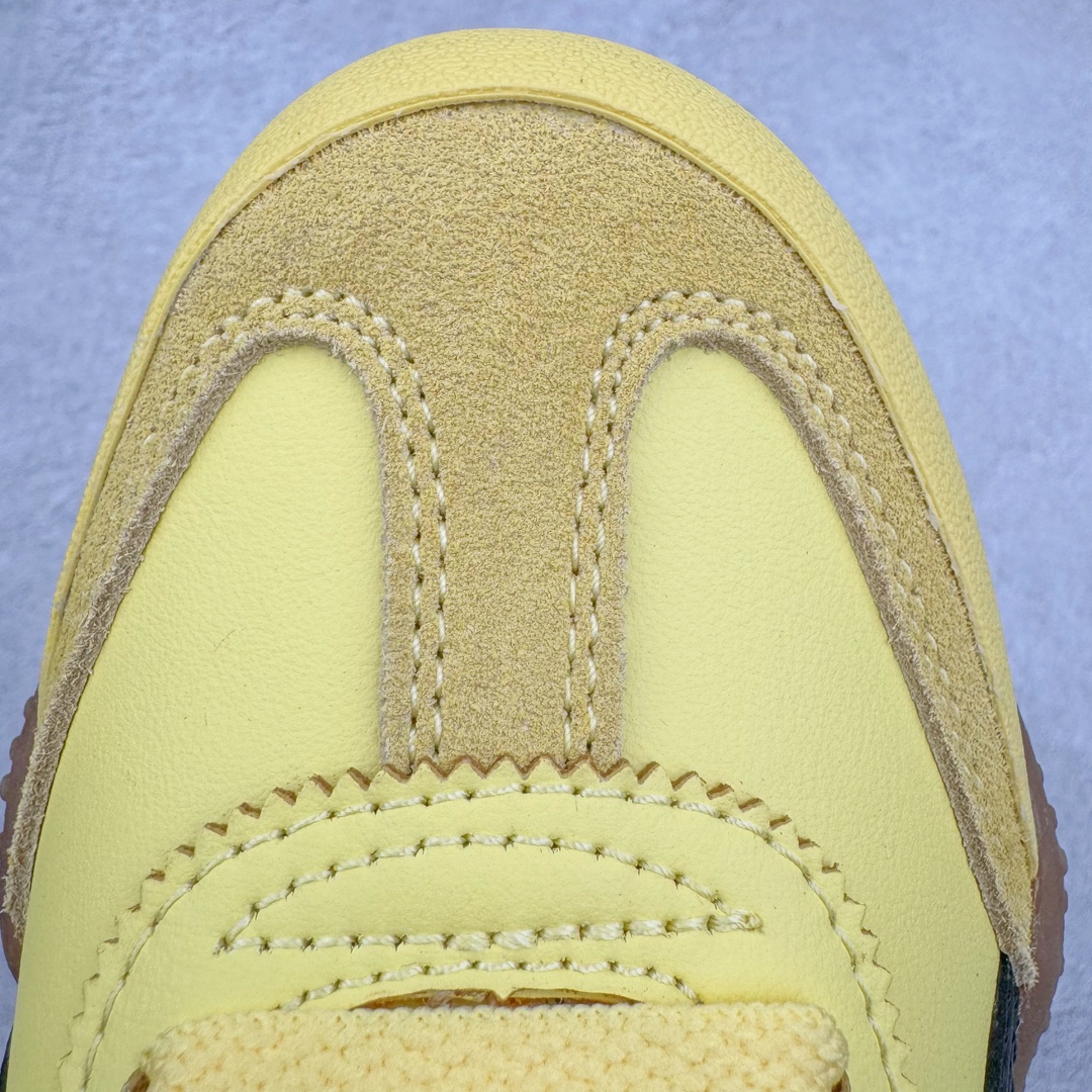 图片[17]-＃GX PUMA Bella UT Low 彪马贝拉UT系列低帮薄底德训复古风经典百搭休闲慢跑鞋 继将 Speedcat OG 带回后，近日 Puma 再以品牌档案室的经典鞋型 Bella OG 为蓝本，推出契合时下薄底球鞋趋势的 Bella UT 鞋款。自 21 世纪初问世以来，Bella OG 鞋型以其独特的薄底设计和上翻外底设计收获了众多年轻拥趸，更是 PUMA DNA 中不可磨灭的经典。此番重新推出的 Bella UT 鞋款，整体鞋面采用上乘皮革材质，并延续 Formstrip 设计语言；鞋头处采用精致的包头设计，搭配麂皮材质提升质感；鞋底部分保留 Bella 鞋款标志性的薄底和点状橡胶外底，上翘的设计包裹鞋面；鞋舌与鞋跟分别点缀美洲狮 Logo 与品牌字母 Logo。值得一提的是，本次 Bella UT 鞋款搭载 SOFTFOAM+ 鞋垫，兼顾美学设计与穿着舒适度。而配色上则提供白、黄、蓝、银、粉五款颜色。尺码：35.5 36 37 37.5 38 39 39.5 40 40.5 41 42 42.5 43 44 44.5 45-选品中心