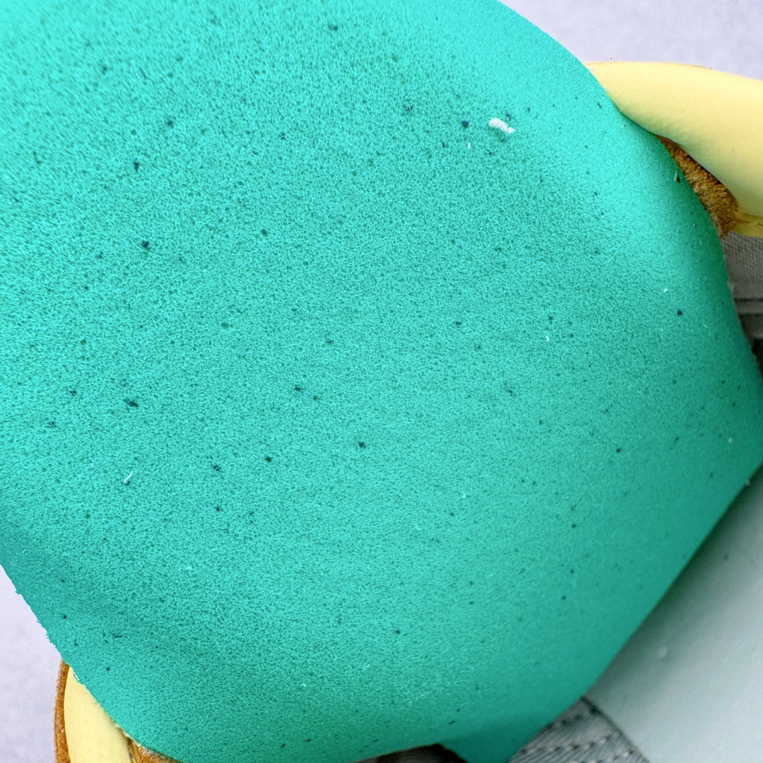 图片[12]-＃GX PUMA Bella UT Low 彪马贝拉UT系列低帮薄底德训复古风经典百搭休闲慢跑鞋 继将 Speedcat OG 带回后，近日 Puma 再以品牌档案室的经典鞋型 Bella OG 为蓝本，推出契合时下薄底球鞋趋势的 Bella UT 鞋款。自 21 世纪初问世以来，Bella OG 鞋型以其独特的薄底设计和上翻外底设计收获了众多年轻拥趸，更是 PUMA DNA 中不可磨灭的经典。此番重新推出的 Bella UT 鞋款，整体鞋面采用上乘皮革材质，并延续 Formstrip 设计语言；鞋头处采用精致的包头设计，搭配麂皮材质提升质感；鞋底部分保留 Bella 鞋款标志性的薄底和点状橡胶外底，上翘的设计包裹鞋面；鞋舌与鞋跟分别点缀美洲狮 Logo 与品牌字母 Logo。值得一提的是，本次 Bella UT 鞋款搭载 SOFTFOAM+ 鞋垫，兼顾美学设计与穿着舒适度。而配色上则提供白、黄、蓝、银、粉五款颜色。尺码：35.5 36 37 37.5 38 39 39.5 40 40.5 41 42 42.5 43 44 44.5 45-选品中心