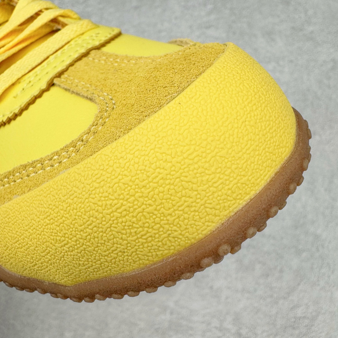 图片[16]-＃GX PUMA Bella UT Low 彪马贝拉UT系列低帮薄底德训复古风经典百搭休闲慢跑鞋 继将 Speedcat OG 带回后，近日 Puma 再以品牌档案室的经典鞋型 Bella OG 为蓝本，推出契合时下薄底球鞋趋势的 Bella UT 鞋款。自 21 世纪初问世以来，Bella OG 鞋型以其独特的薄底设计和上翻外底设计收获了众多年轻拥趸，更是 PUMA DNA 中不可磨灭的经典。此番重新推出的 Bella UT 鞋款，整体鞋面采用上乘皮革材质，并延续 Formstrip 设计语言；鞋头处采用精致的包头设计，搭配麂皮材质提升质感；鞋底部分保留 Bella 鞋款标志性的薄底和点状橡胶外底，上翘的设计包裹鞋面；鞋舌与鞋跟分别点缀美洲狮 Logo 与品牌字母 Logo。值得一提的是，本次 Bella UT 鞋款搭载 SOFTFOAM+ 鞋垫，兼顾美学设计与穿着舒适度。而配色上则提供白、黄、蓝、银、粉五款颜色。尺码：35.5 36 37 37.5 38 39 39.5 40 40.5 41 42 42.5 43 44 44.5 45-选品中心