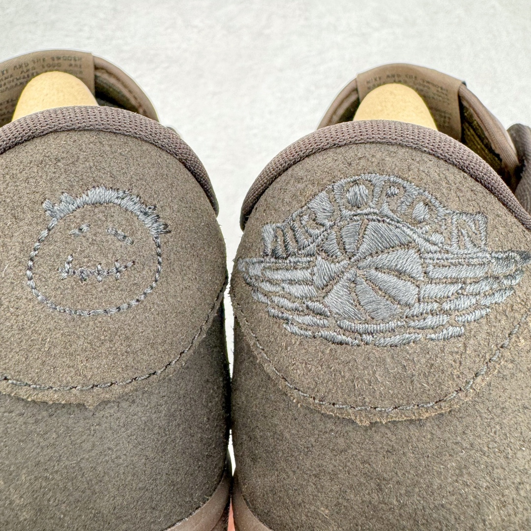 图片[14]-＃Ljr特供 Travis Scott x Air Jordan AJ1 Low OG SP TS联名倒钩9.0低帮 黑棕 DM7688-202 全新改良批次 圈内最强倒钩系列 恪守真诚 承诺混一赔十 高端零售裸鞋圈特供批次 产品品控稳定性领先行业 SZ原厂全套原楦原纸板冲刀磨具开发 原厂皮料加持 原厂港宝加持定型后跟R度完美 同源原厂电绣 鬼脸飞翼针数密度立体效果一致 百分百一致原鞋 原厂拉帮工艺 针距密度一致 后跟弧度收口自然不对折 极致一眼正品既视感 进口玻璃冲刀皮料裁剪零毛边 全鞋电脑针车工艺 品控清洁度最高QC检验标准 免检产品 原厂订购鞋盒、鞋标、防尘纸、鞋撑、鞋带 追求极致的原厂味道 尺码：36 36.5 37.5 38 38.5 39 40 40.5 41 42 42.5 43 44 44.5 45 45.5 46 47.5 48.5-选品中心