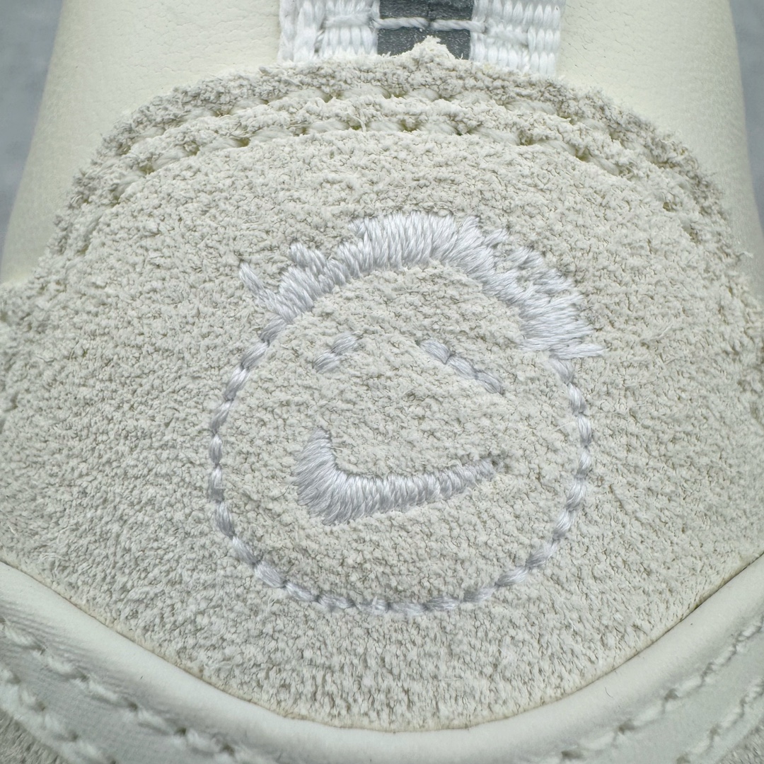 图片[10]-＃S2纯原 Travis Scott x NK Shark-A-Don \\\”Sail\\\” 舒适潮流防滑耐磨低帮生活休闲鞋 TS联名白色 HQ3061-100 Travis Scott 携手NK再度发布令人期待的 “ Shark-A-Don ” ，作为继话题满满的 “ Jumpman Jack ” 之后的又一潮流巅峰之作，这款鞋以全新的鞋型搭配 “ Sail ” 配色惊艳登场，不禁让人好奇它是否还能继续捕获粉丝们的狂热追捧与喜爱。鞋面采用了柔和的米白色调，融合高级皮革与细腻的绒面革材质，整体外观质感满满。设计上，它保留了绑带元素，提升了鞋子的稳固性。重点是这次取消了倒钩元素设计。为了提升透气性，鞋舌和鞋领部分采用了网眼布料。鞋后跟印有 Cactus Jack 的品牌标志和 Travis Scott 的招牌鬼脸 Logo，标签处还设计了 3M 反光细节。而 Swoosh 则巧妙地与 Travis Scott 的个人元素融合在一起。尺码：40 40.5 41 42 42.5 43 44 44.5 45 46 47.5 48.5-选品中心