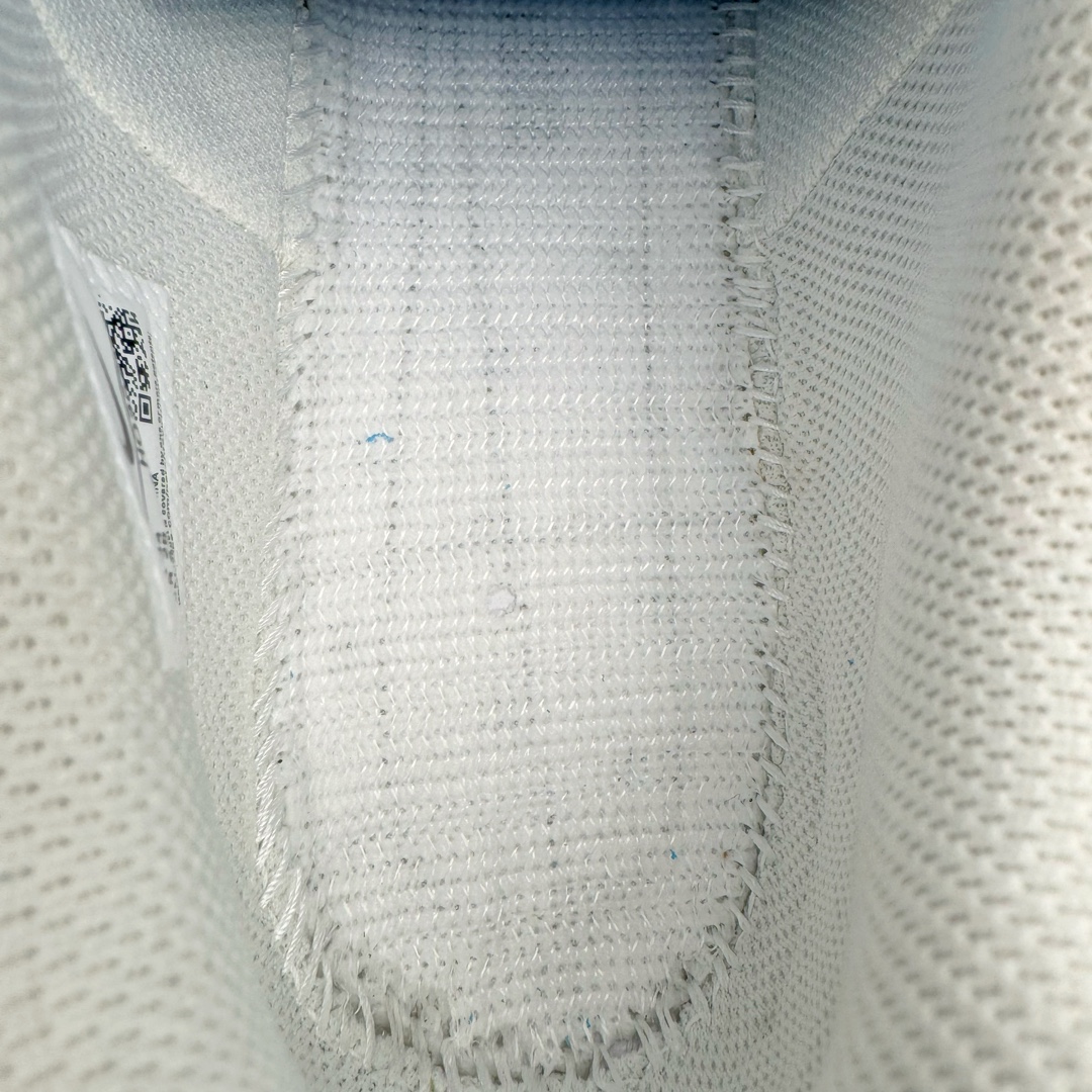 图片[11]-＃S2纯原 Travis Scott x NK Shark-A-Don \\\”Sail\\\” 舒适潮流防滑耐磨低帮生活休闲鞋 TS联名白色 HQ3061-100 Travis Scott 携手NK再度发布令人期待的 “ Shark-A-Don ” ，作为继话题满满的 “ Jumpman Jack ” 之后的又一潮流巅峰之作，这款鞋以全新的鞋型搭配 “ Sail ” 配色惊艳登场，不禁让人好奇它是否还能继续捕获粉丝们的狂热追捧与喜爱。鞋面采用了柔和的米白色调，融合高级皮革与细腻的绒面革材质，整体外观质感满满。设计上，它保留了绑带元素，提升了鞋子的稳固性。重点是这次取消了倒钩元素设计。为了提升透气性，鞋舌和鞋领部分采用了网眼布料。鞋后跟印有 Cactus Jack 的品牌标志和 Travis Scott 的招牌鬼脸 Logo，标签处还设计了 3M 反光细节。而 Swoosh 则巧妙地与 Travis Scott 的个人元素融合在一起。尺码：40 40.5 41 42 42.5 43 44 44.5 45 46 47.5 48.5-选品中心