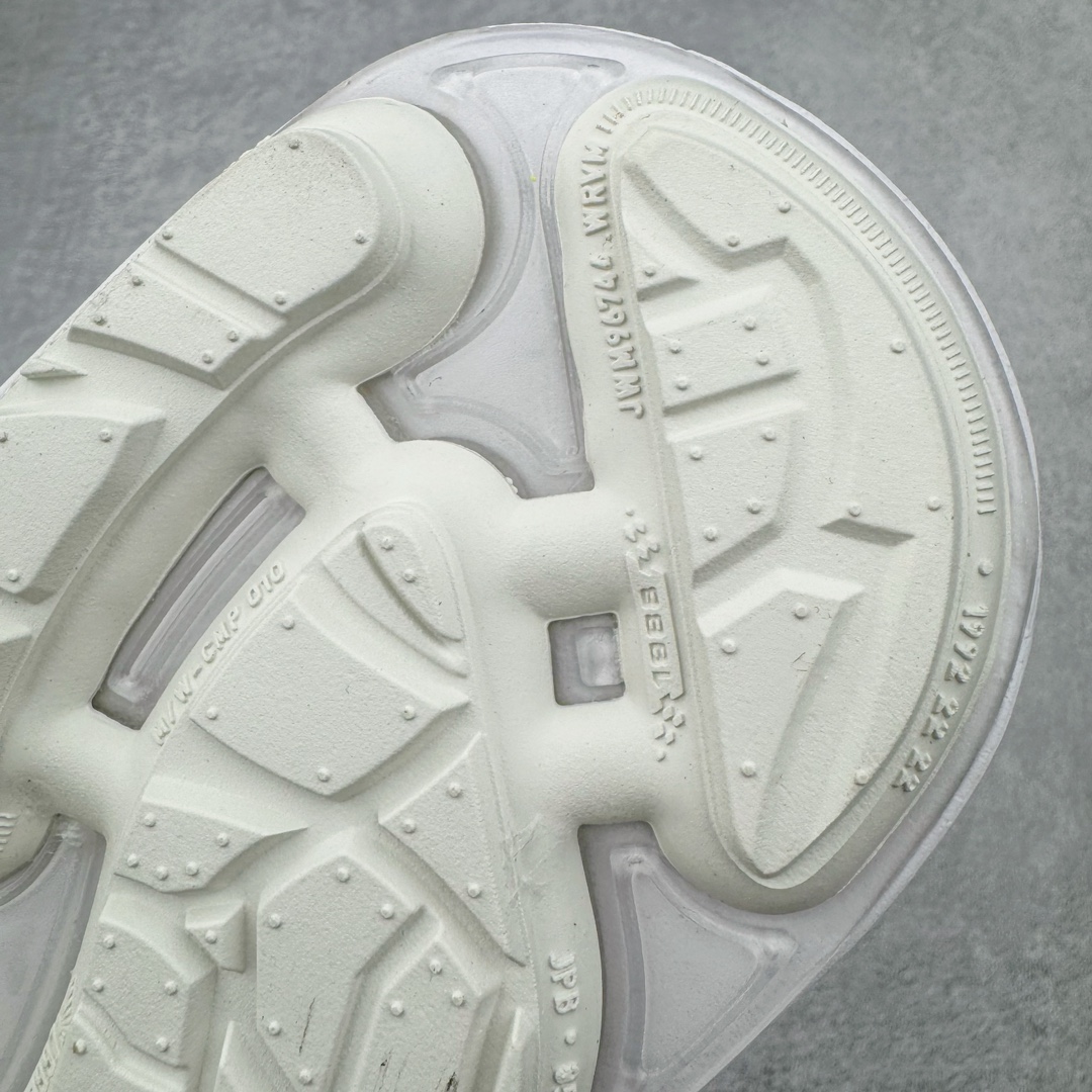 图片[21]-＃S2纯原 Travis Scott x NK Shark-A-Don \\\”Sail\\\” 舒适潮流防滑耐磨低帮生活休闲鞋 TS联名白色 HQ3061-100 Travis Scott 携手NK再度发布令人期待的 “ Shark-A-Don ” ，作为继话题满满的 “ Jumpman Jack ” 之后的又一潮流巅峰之作，这款鞋以全新的鞋型搭配 “ Sail ” 配色惊艳登场，不禁让人好奇它是否还能继续捕获粉丝们的狂热追捧与喜爱。鞋面采用了柔和的米白色调，融合高级皮革与细腻的绒面革材质，整体外观质感满满。设计上，它保留了绑带元素，提升了鞋子的稳固性。重点是这次取消了倒钩元素设计。为了提升透气性，鞋舌和鞋领部分采用了网眼布料。鞋后跟印有 Cactus Jack 的品牌标志和 Travis Scott 的招牌鬼脸 Logo，标签处还设计了 3M 反光细节。而 Swoosh 则巧妙地与 Travis Scott 的个人元素融合在一起。尺码：40 40.5 41 42 42.5 43 44 44.5 45 46 47.5 48.5-选品中心