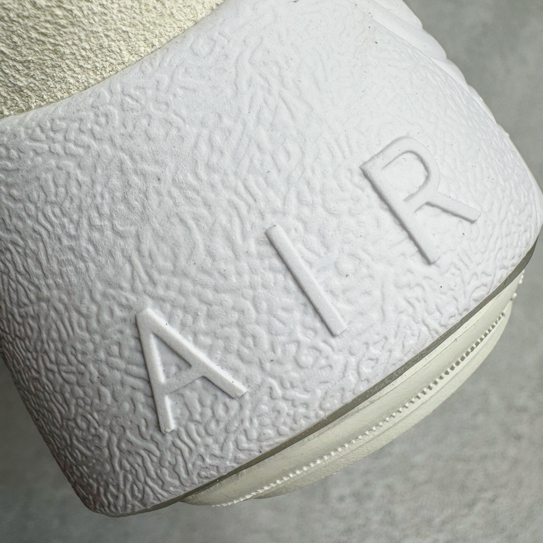 图片[16]-＃S2纯原 Travis Scott x NK Shark-A-Don \\\”Sail\\\” 舒适潮流防滑耐磨低帮生活休闲鞋 TS联名白色 HQ3061-100 Travis Scott 携手NK再度发布令人期待的 “ Shark-A-Don ” ，作为继话题满满的 “ Jumpman Jack ” 之后的又一潮流巅峰之作，这款鞋以全新的鞋型搭配 “ Sail ” 配色惊艳登场，不禁让人好奇它是否还能继续捕获粉丝们的狂热追捧与喜爱。鞋面采用了柔和的米白色调，融合高级皮革与细腻的绒面革材质，整体外观质感满满。设计上，它保留了绑带元素，提升了鞋子的稳固性。重点是这次取消了倒钩元素设计。为了提升透气性，鞋舌和鞋领部分采用了网眼布料。鞋后跟印有 Cactus Jack 的品牌标志和 Travis Scott 的招牌鬼脸 Logo，标签处还设计了 3M 反光细节。而 Swoosh 则巧妙地与 Travis Scott 的个人元素融合在一起。尺码：40 40.5 41 42 42.5 43 44 44.5 45 46 47.5 48.5-选品中心