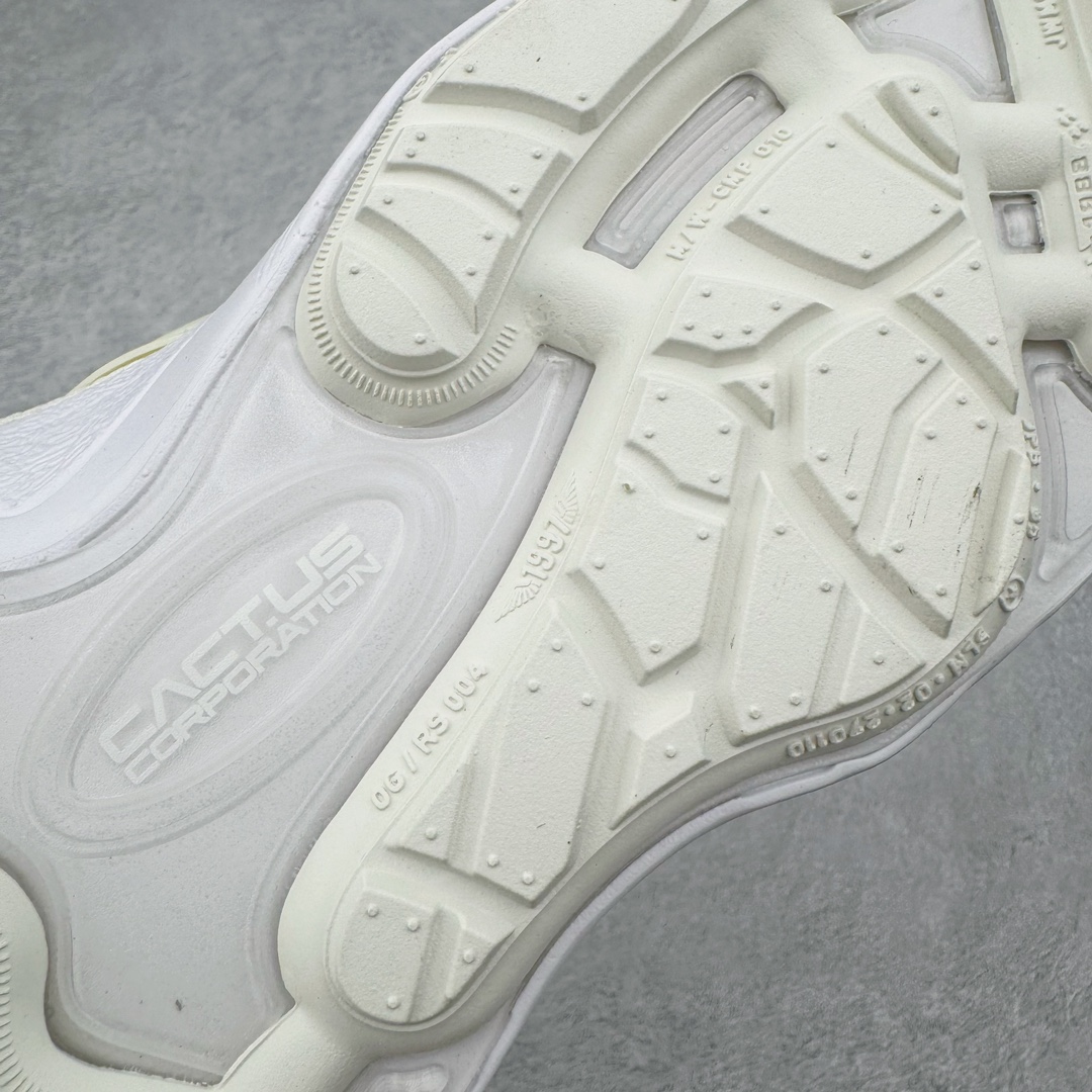 图片[22]-＃S2纯原 Travis Scott x NK Shark-A-Don \\\”Sail\\\” 舒适潮流防滑耐磨低帮生活休闲鞋 TS联名白色 HQ3061-100 Travis Scott 携手NK再度发布令人期待的 “ Shark-A-Don ” ，作为继话题满满的 “ Jumpman Jack ” 之后的又一潮流巅峰之作，这款鞋以全新的鞋型搭配 “ Sail ” 配色惊艳登场，不禁让人好奇它是否还能继续捕获粉丝们的狂热追捧与喜爱。鞋面采用了柔和的米白色调，融合高级皮革与细腻的绒面革材质，整体外观质感满满。设计上，它保留了绑带元素，提升了鞋子的稳固性。重点是这次取消了倒钩元素设计。为了提升透气性，鞋舌和鞋领部分采用了网眼布料。鞋后跟印有 Cactus Jack 的品牌标志和 Travis Scott 的招牌鬼脸 Logo，标签处还设计了 3M 反光细节。而 Swoosh 则巧妙地与 Travis Scott 的个人元素融合在一起。尺码：40 40.5 41 42 42.5 43 44 44.5 45 46 47.5 48.5-选品中心