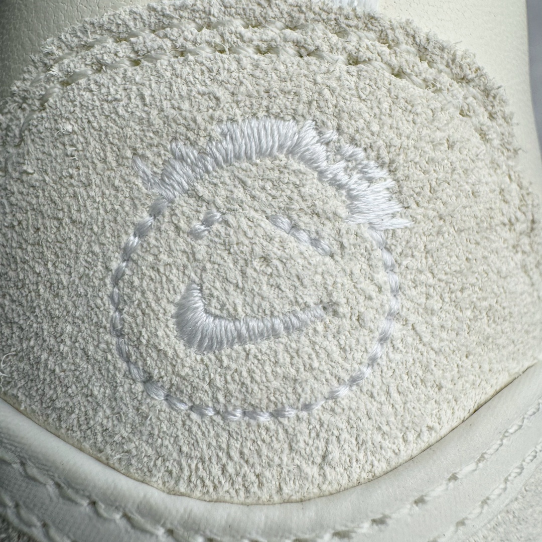 图片[15]-＃S2纯原 Travis Scott x NK Shark-A-Don \\\”Sail\\\” 舒适潮流防滑耐磨低帮生活休闲鞋 TS联名白色 HQ3061-100 Travis Scott 携手NK再度发布令人期待的 “ Shark-A-Don ” ，作为继话题满满的 “ Jumpman Jack ” 之后的又一潮流巅峰之作，这款鞋以全新的鞋型搭配 “ Sail ” 配色惊艳登场，不禁让人好奇它是否还能继续捕获粉丝们的狂热追捧与喜爱。鞋面采用了柔和的米白色调，融合高级皮革与细腻的绒面革材质，整体外观质感满满。设计上，它保留了绑带元素，提升了鞋子的稳固性。重点是这次取消了倒钩元素设计。为了提升透气性，鞋舌和鞋领部分采用了网眼布料。鞋后跟印有 Cactus Jack 的品牌标志和 Travis Scott 的招牌鬼脸 Logo，标签处还设计了 3M 反光细节。而 Swoosh 则巧妙地与 Travis Scott 的个人元素融合在一起。尺码：40 40.5 41 42 42.5 43 44 44.5 45 46 47.5 48.5-选品中心