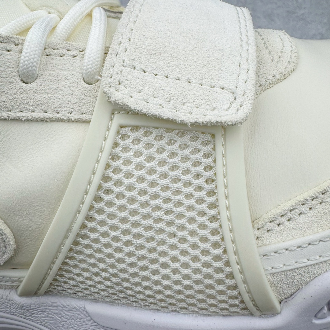 图片[19]-＃S2纯原 Travis Scott x NK Shark-A-Don \\\”Sail\\\” 舒适潮流防滑耐磨低帮生活休闲鞋 TS联名白色 HQ3061-100 Travis Scott 携手NK再度发布令人期待的 “ Shark-A-Don ” ，作为继话题满满的 “ Jumpman Jack ” 之后的又一潮流巅峰之作，这款鞋以全新的鞋型搭配 “ Sail ” 配色惊艳登场，不禁让人好奇它是否还能继续捕获粉丝们的狂热追捧与喜爱。鞋面采用了柔和的米白色调，融合高级皮革与细腻的绒面革材质，整体外观质感满满。设计上，它保留了绑带元素，提升了鞋子的稳固性。重点是这次取消了倒钩元素设计。为了提升透气性，鞋舌和鞋领部分采用了网眼布料。鞋后跟印有 Cactus Jack 的品牌标志和 Travis Scott 的招牌鬼脸 Logo，标签处还设计了 3M 反光细节。而 Swoosh 则巧妙地与 Travis Scott 的个人元素融合在一起。尺码：40 40.5 41 42 42.5 43 44 44.5 45 46 47.5 48.5-选品中心