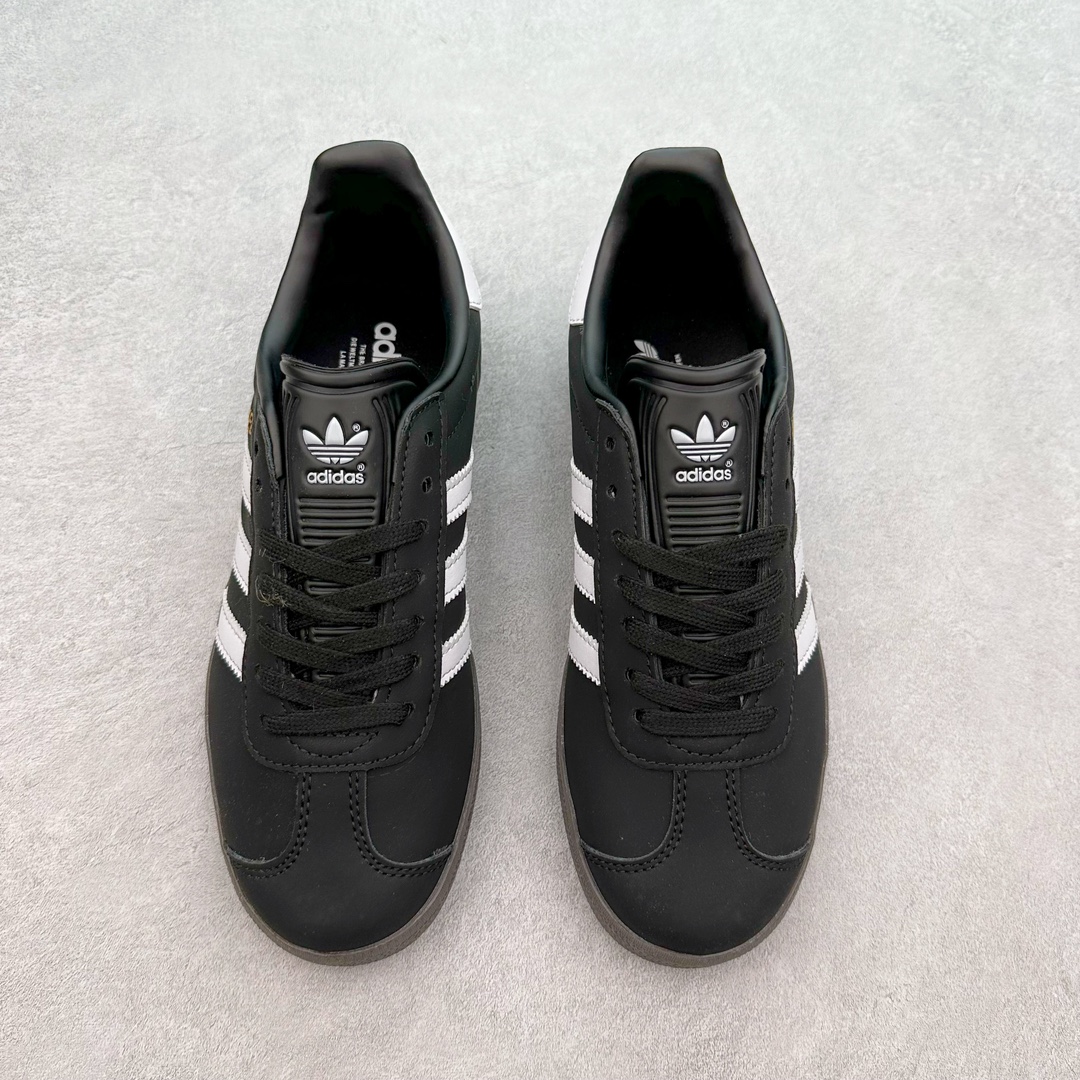 图片[2]-＃HP纯原 AD Original Gazelle Trainers 瞪羚室内鞋系列低帮复古百搭休闲运动德训风板鞋 IH2217 高端零售特供批次 原厂定制长毛翻毛皮组合环保纤维革鞋面材质 内置环保海玻璃鞋垫 外置RB橡胶大底 产品品控稳定性领先行业 原厂全套原楦原纸板冲刀磨具开发 原厂皮料加持 原厂港宝加持定型后跟R度完美 将复古进行到底 简约流畅 三十年不变经典 这款Gazelle运动鞋 无论面料、配色、质感或设计 都只在重现其1991年原款的经典 皮革鞋面 撞色三条纹和鞋跟标的设计 力求呈现90年代的经典复古风潮 Samba火热的同时 也带动了其它的复古鞋型 Gazelle便是其中一只 Gazelle Indoor拥有包边更宽的T字型鞋头 更好的保护运动员的前掌 浓浓的复古氛围感 非常适合现在流行的Cleanfit风格 尺码：35.5 36 36⅔ 37⅓ 38 38⅔ 39⅓ 40 40⅔ 41⅓ 42 42⅔ 43⅓ 44 44⅔ 45-选品中心