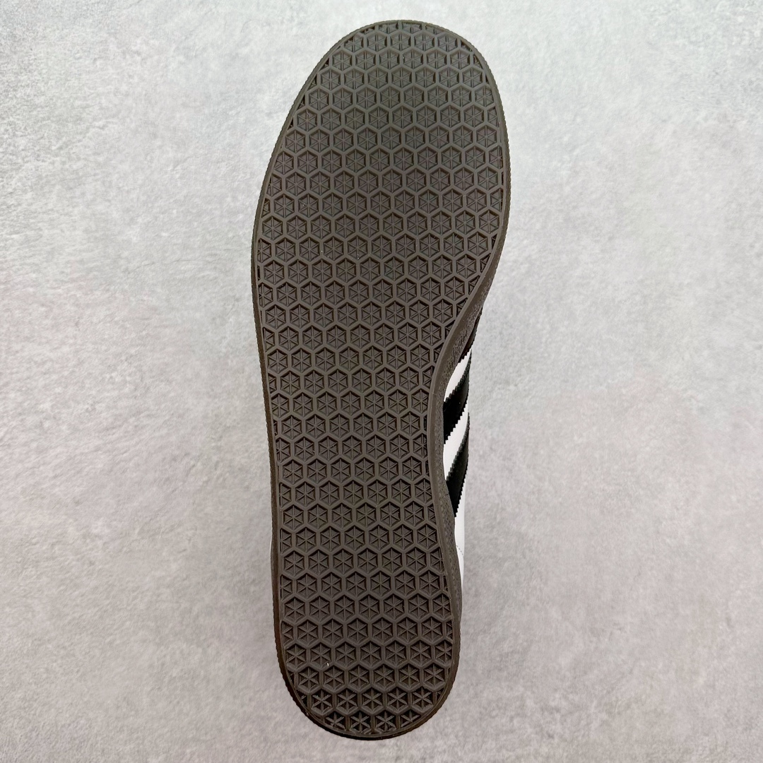 图片[9]-＃HP纯原 AD Original Gazelle Trainers 瞪羚室内鞋系列低帮复古百搭休闲运动德训风板鞋 IH2218 高端零售特供批次 原厂定制长毛翻毛皮组合环保纤维革鞋面材质 内置环保海玻璃鞋垫 外置RB橡胶大底 产品品控稳定性领先行业 原厂全套原楦原纸板冲刀磨具开发 原厂皮料加持 原厂港宝加持定型后跟R度完美 将复古进行到底 简约流畅 三十年不变经典 这款Gazelle运动鞋 无论面料、配色、质感或设计 都只在重现其1991年原款的经典 皮革鞋面 撞色三条纹和鞋跟标的设计 力求呈现90年代的经典复古风潮 Samba火热的同时 也带动了其它的复古鞋型 Gazelle便是其中一只 Gazelle Indoor拥有包边更宽的T字型鞋头 更好的保护运动员的前掌 浓浓的复古氛围感 非常适合现在流行的Cleanfit风格 尺码：35.5 36 36⅔ 37⅓ 38 38⅔ 39⅓ 40 40⅔ 41⅓ 42 42⅔ 43⅓ 44 44⅔ 45-选品中心