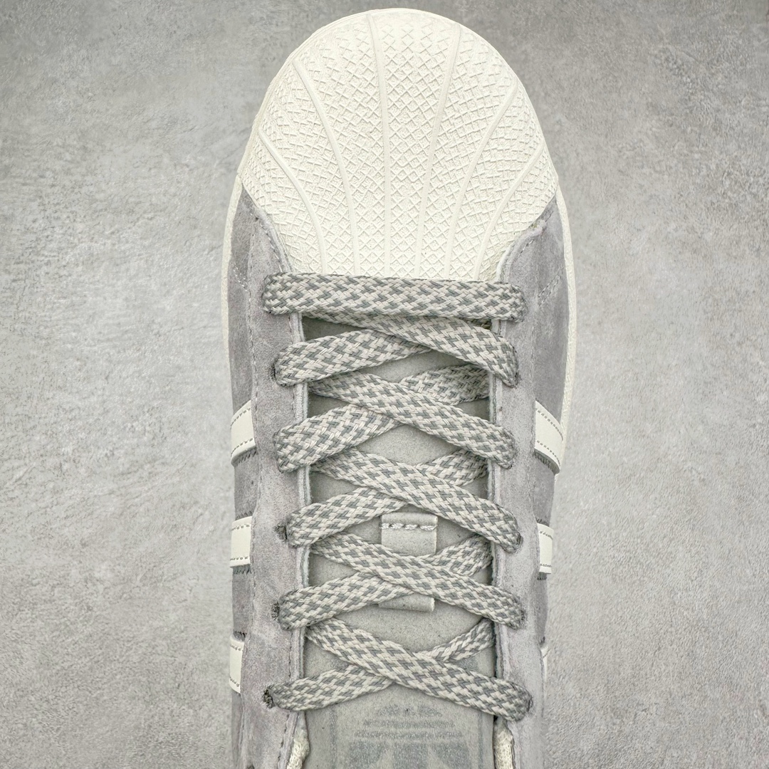 图片[4]-AD Originals Superstar 经典复古贝壳头板鞋 BS0911 诞生于1969年 是第一双将全皮面鞋 身与橡胶鞋头结合在一起的低帮篮球鞋 Superstar最开始 是作为高帮篮球鞋Pro Model的低帮版本而出现的 但因为其独特和醒目的橡胶鞋头造型而让大家熟知 被大家形象地称为\\\”shelltoe\\\”贝壳头 在70年代的美国职业篮球场上 接近3/4的NBA球员都将这双Superstar作为场上用鞋 80年代之后 经过不断的改良和发展 Superstar逐渐成为横跨时装、音乐、街头文化、休闲和运动等各大领域的时尚潮鞋 尺码：36 36.5 37 38 38.5 39 40 40.5 41 42 42.5 43 44 44.5 45-选品中心