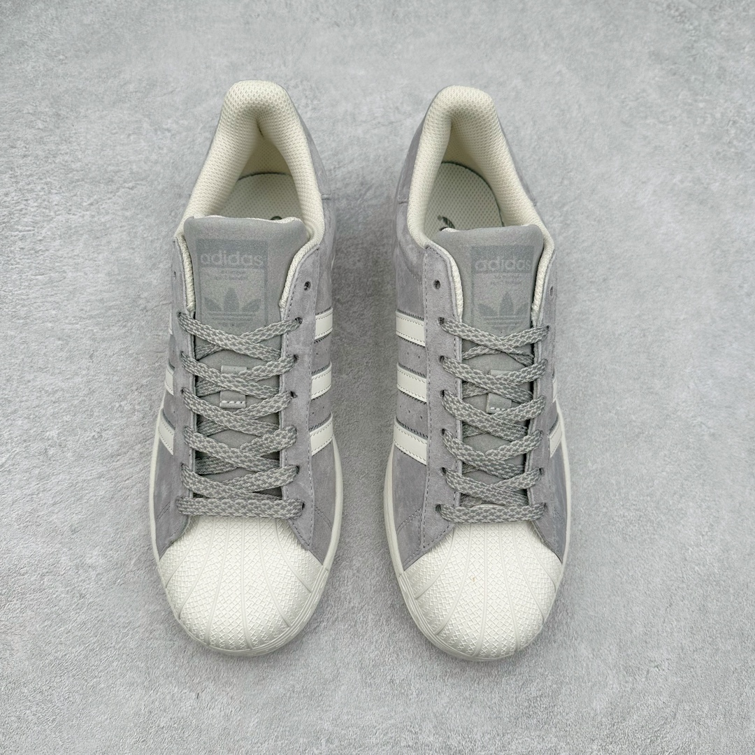 图片[2]-AD Originals Superstar 经典复古贝壳头板鞋 BS0911 诞生于1969年 是第一双将全皮面鞋 身与橡胶鞋头结合在一起的低帮篮球鞋 Superstar最开始 是作为高帮篮球鞋Pro Model的低帮版本而出现的 但因为其独特和醒目的橡胶鞋头造型而让大家熟知 被大家形象地称为\\\”shelltoe\\\”贝壳头 在70年代的美国职业篮球场上 接近3/4的NBA球员都将这双Superstar作为场上用鞋 80年代之后 经过不断的改良和发展 Superstar逐渐成为横跨时装、音乐、街头文化、休闲和运动等各大领域的时尚潮鞋 尺码：36 36.5 37 38 38.5 39 40 40.5 41 42 42.5 43 44 44.5 45-选品中心