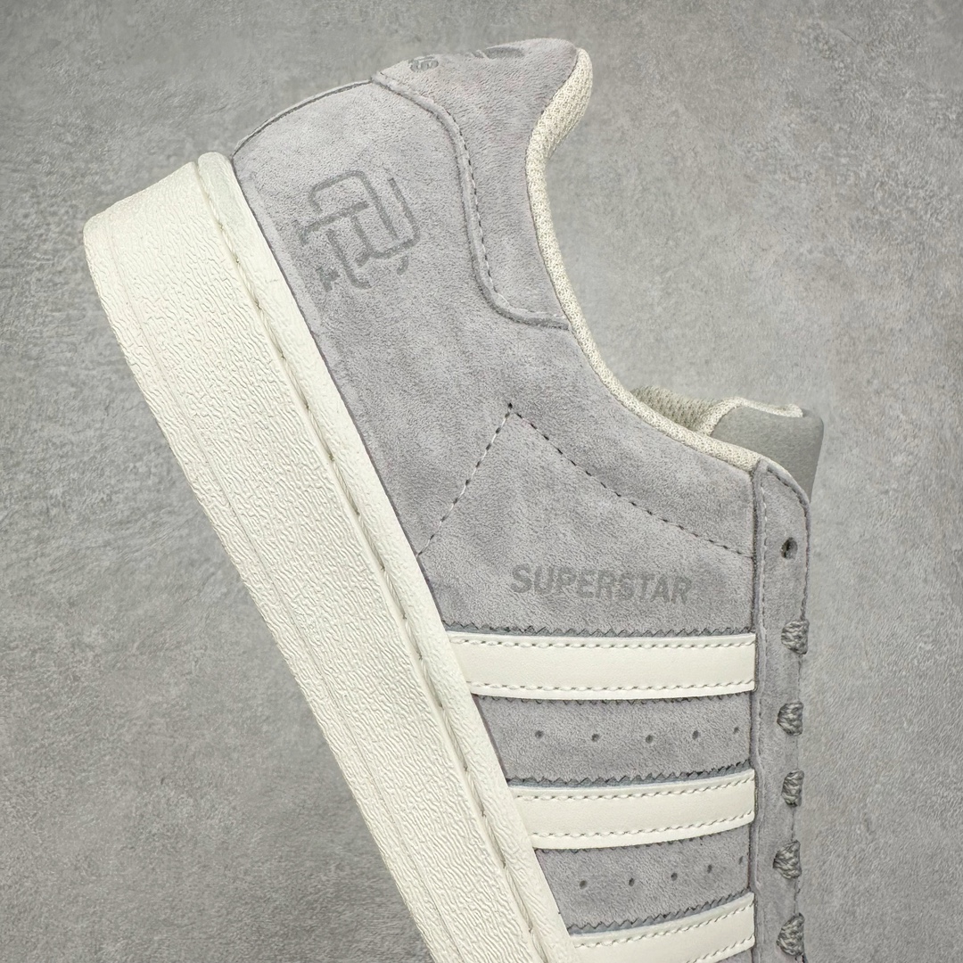 图片[6]-AD Originals Superstar 经典复古贝壳头板鞋 BS0911 诞生于1969年 是第一双将全皮面鞋 身与橡胶鞋头结合在一起的低帮篮球鞋 Superstar最开始 是作为高帮篮球鞋Pro Model的低帮版本而出现的 但因为其独特和醒目的橡胶鞋头造型而让大家熟知 被大家形象地称为\\\”shelltoe\\\”贝壳头 在70年代的美国职业篮球场上 接近3/4的NBA球员都将这双Superstar作为场上用鞋 80年代之后 经过不断的改良和发展 Superstar逐渐成为横跨时装、音乐、街头文化、休闲和运动等各大领域的时尚潮鞋 尺码：36 36.5 37 38 38.5 39 40 40.5 41 42 42.5 43 44 44.5 45-选品中心