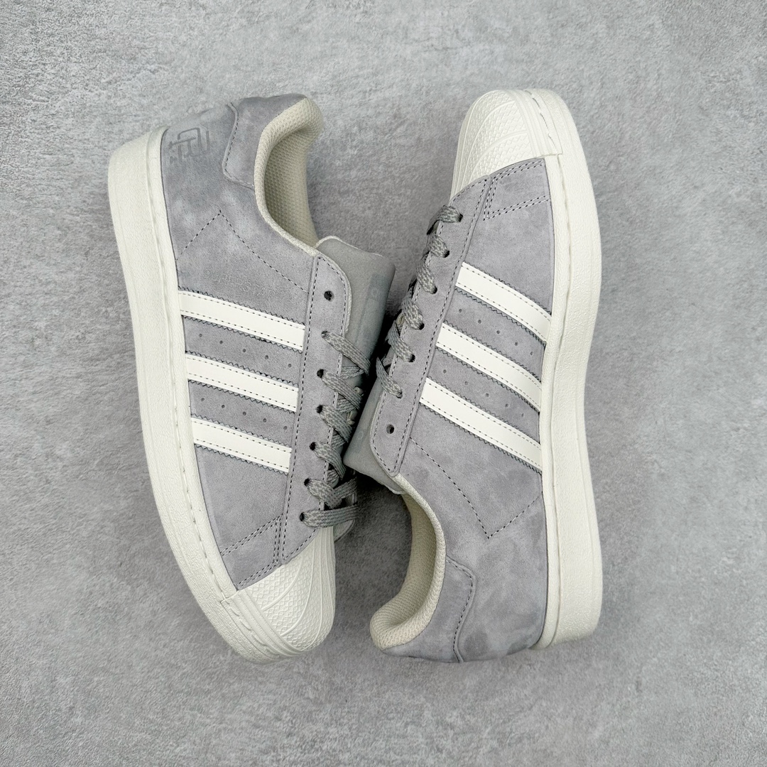 图片[3]-AD Originals Superstar 经典复古贝壳头板鞋 BS0911 诞生于1969年 是第一双将全皮面鞋 身与橡胶鞋头结合在一起的低帮篮球鞋 Superstar最开始 是作为高帮篮球鞋Pro Model的低帮版本而出现的 但因为其独特和醒目的橡胶鞋头造型而让大家熟知 被大家形象地称为\\\”shelltoe\\\”贝壳头 在70年代的美国职业篮球场上 接近3/4的NBA球员都将这双Superstar作为场上用鞋 80年代之后 经过不断的改良和发展 Superstar逐渐成为横跨时装、音乐、街头文化、休闲和运动等各大领域的时尚潮鞋 尺码：36 36.5 37 38 38.5 39 40 40.5 41 42 42.5 43 44 44.5 45-选品中心