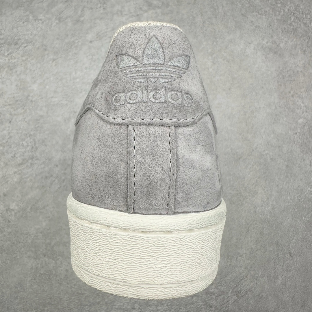 图片[8]-AD Originals Superstar 经典复古贝壳头板鞋 BS0911 诞生于1969年 是第一双将全皮面鞋 身与橡胶鞋头结合在一起的低帮篮球鞋 Superstar最开始 是作为高帮篮球鞋Pro Model的低帮版本而出现的 但因为其独特和醒目的橡胶鞋头造型而让大家熟知 被大家形象地称为\\\”shelltoe\\\”贝壳头 在70年代的美国职业篮球场上 接近3/4的NBA球员都将这双Superstar作为场上用鞋 80年代之后 经过不断的改良和发展 Superstar逐渐成为横跨时装、音乐、街头文化、休闲和运动等各大领域的时尚潮鞋 尺码：36 36.5 37 38 38.5 39 40 40.5 41 42 42.5 43 44 44.5 45-选品中心