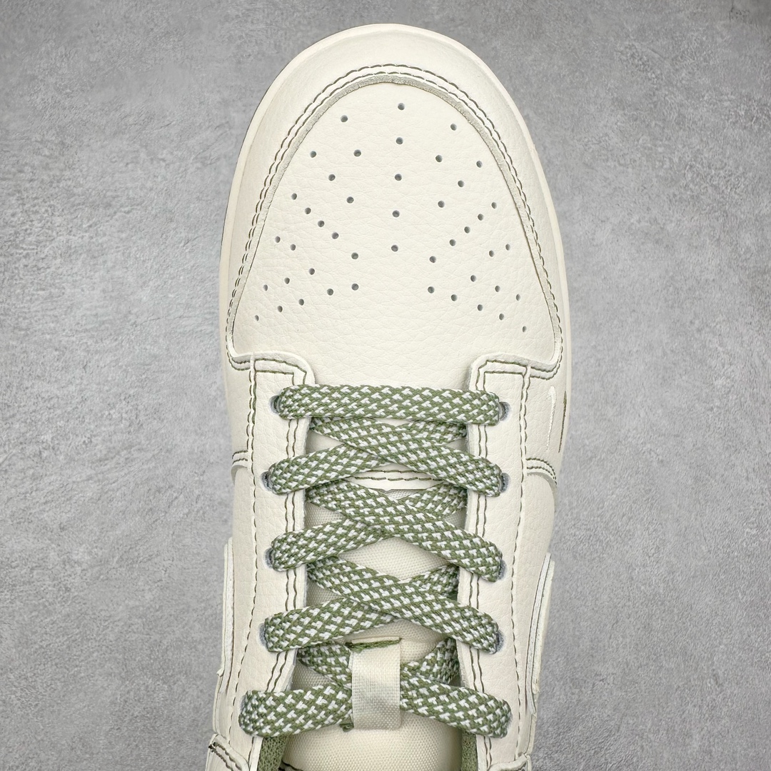 图片[4]-NK Dunk Low 定制配色 BB1818-102 大厂出品 极力推荐 原装头层材料 独家版型蒸餾加工帶來的是更好的视觉和脚感体验大厂纯原品质出货 清洁度 电绣工艺 皮料切割干净无任何毛边 细节完美 尺码：36 36.5 37.5 38 38.5 39 40 40.5 41 42 42.5 43 44 44.5 45 46 47.5-选品中心