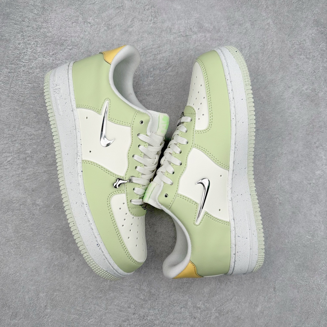 图片[3]-NK Air Force 1´07 Low 空军一号低帮百搭休闲运动板鞋 FN8540-100 柔软、弹性十足的缓震性能和出色的中底设计 横跨复古与现代的外型结合 造就出风靡全球 三十多年的Force 1 直到今天还深受青睐 尺码：36 36.5 37.5 38 38.5 39 40 40.5 41 42 42.5 43 44 44.5 45-选品中心