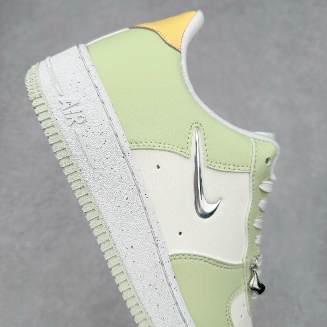 图片[6]-NK Air Force 1´07 Low 空军一号低帮百搭休闲运动板鞋 FN8540-100 柔软、弹性十足的缓震性能和出色的中底设计 横跨复古与现代的外型结合 造就出风靡全球 三十多年的Force 1 直到今天还深受青睐 尺码：36 36.5 37.5 38 38.5 39 40 40.5 41 42 42.5 43 44 44.5 45-选品中心