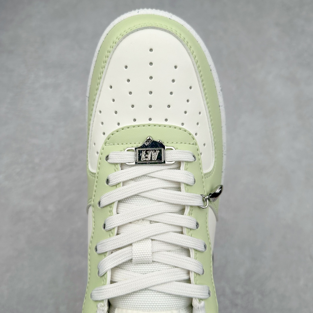 图片[4]-NK Air Force 1´07 Low 空军一号低帮百搭休闲运动板鞋 FN8540-100 柔软、弹性十足的缓震性能和出色的中底设计 横跨复古与现代的外型结合 造就出风靡全球 三十多年的Force 1 直到今天还深受青睐 尺码：36 36.5 37.5 38 38.5 39 40 40.5 41 42 42.5 43 44 44.5 45-选品中心